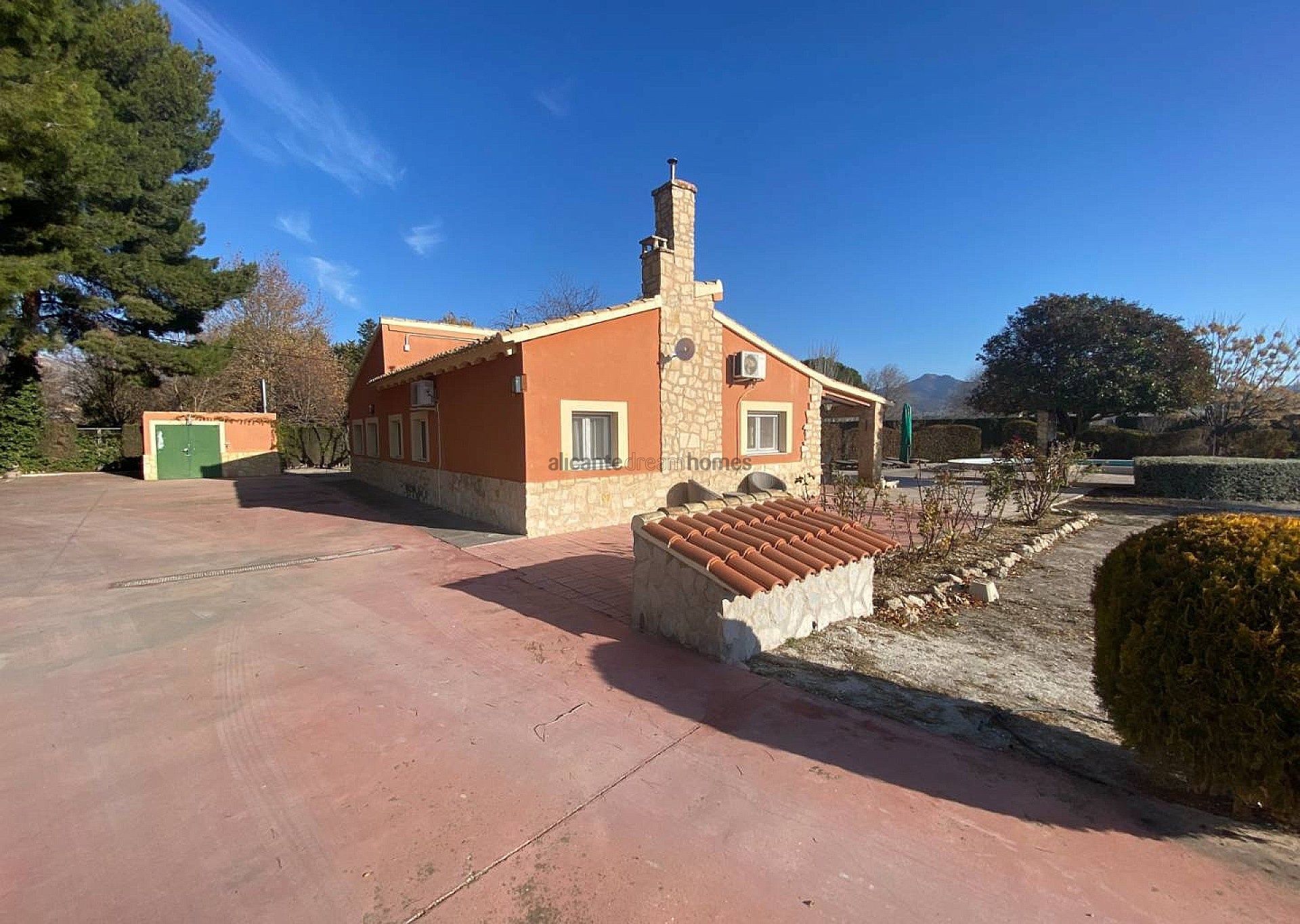 Resale - 4 Bedroom 3 Bathroom Villa in Salinas -  - Alicante