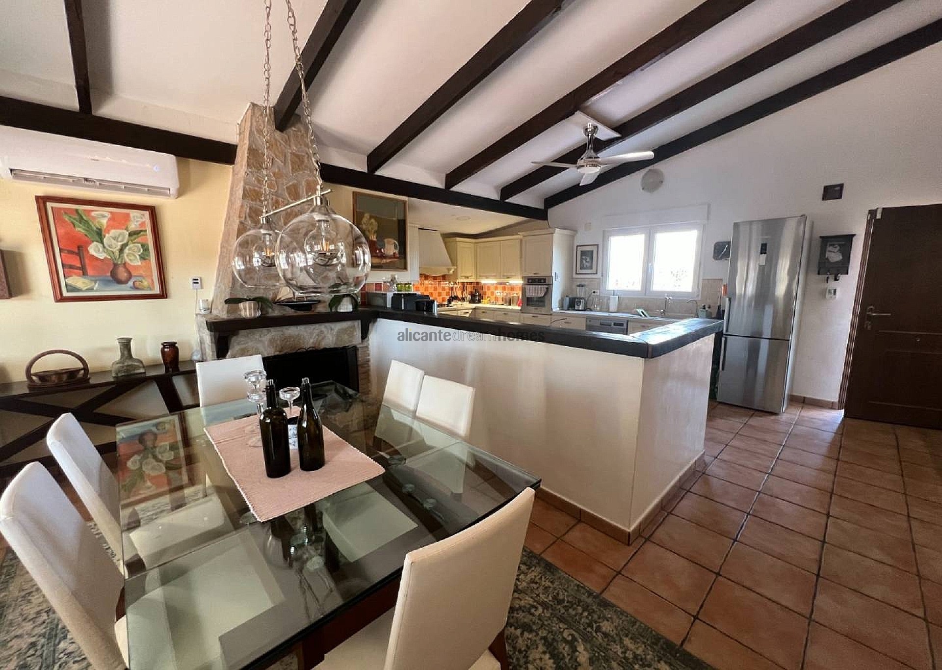 Resale - 4 Bedroom 3 Bathroom Villa in Salinas -  - Alicante