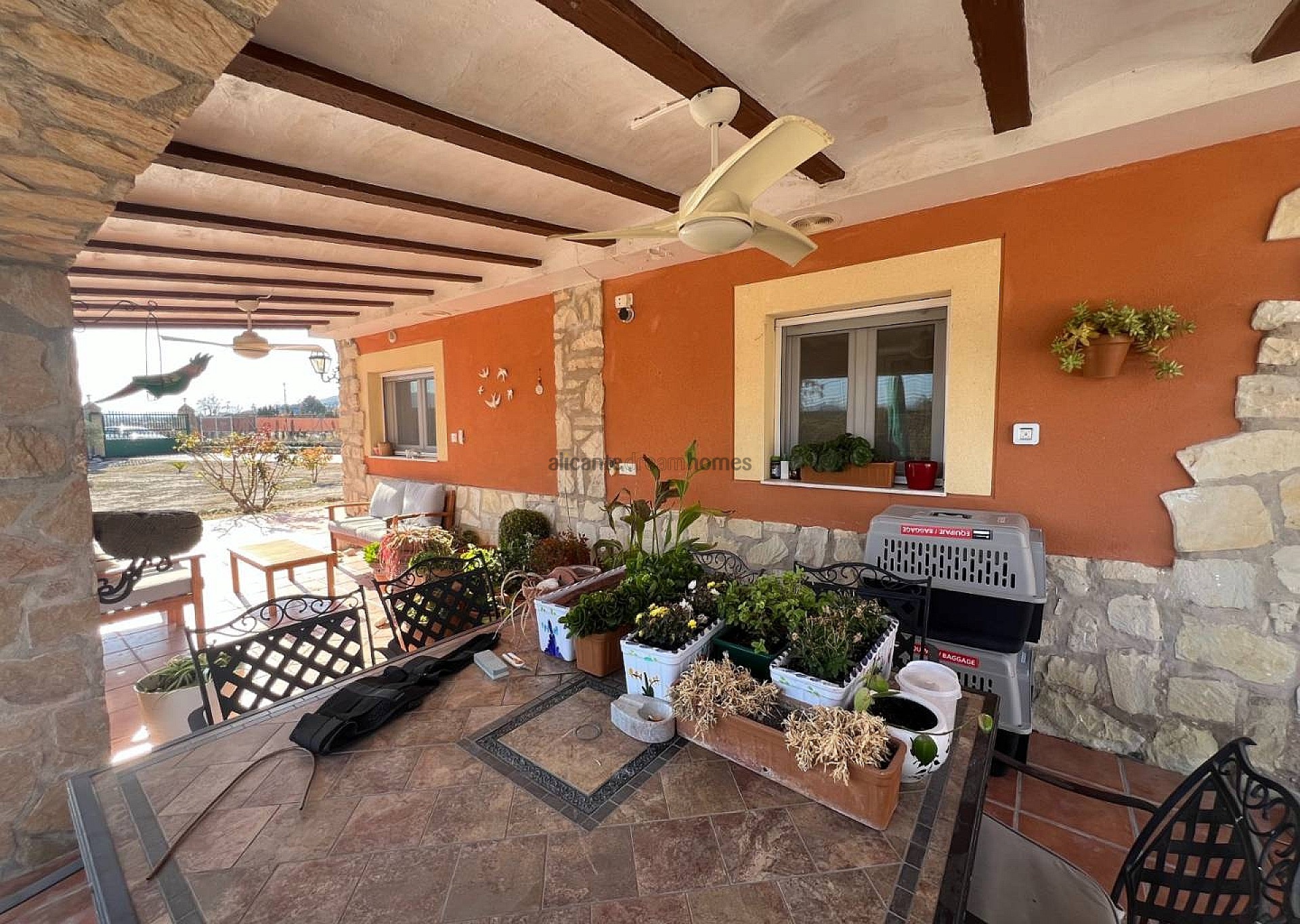 Resale - 4 Bedroom 3 Bathroom Villa in Salinas -  - Alicante