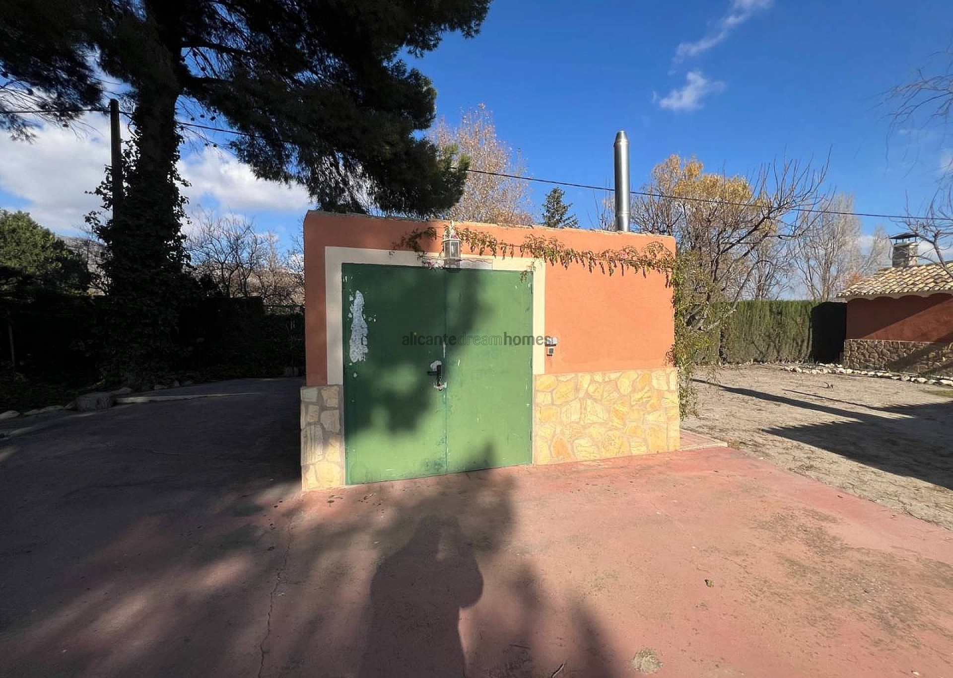 Resale - 4 Bedroom 3 Bathroom Villa in Salinas -  - Alicante