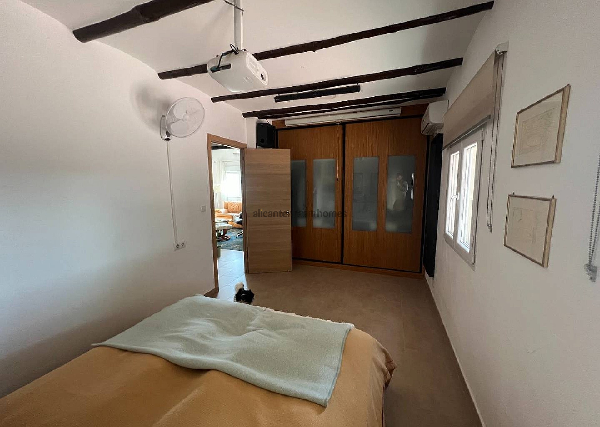 Resale - 4 Bedroom 3 Bathroom Villa in Salinas -  - Alicante
