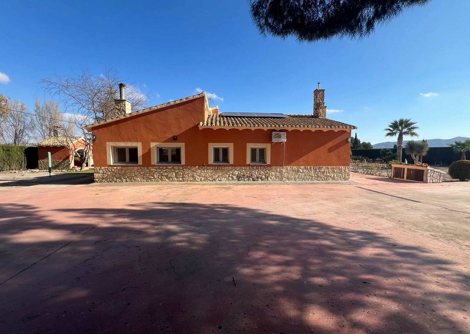 Resale - 4 Bedroom 3 Bathroom Villa in Salinas -  - Alicante