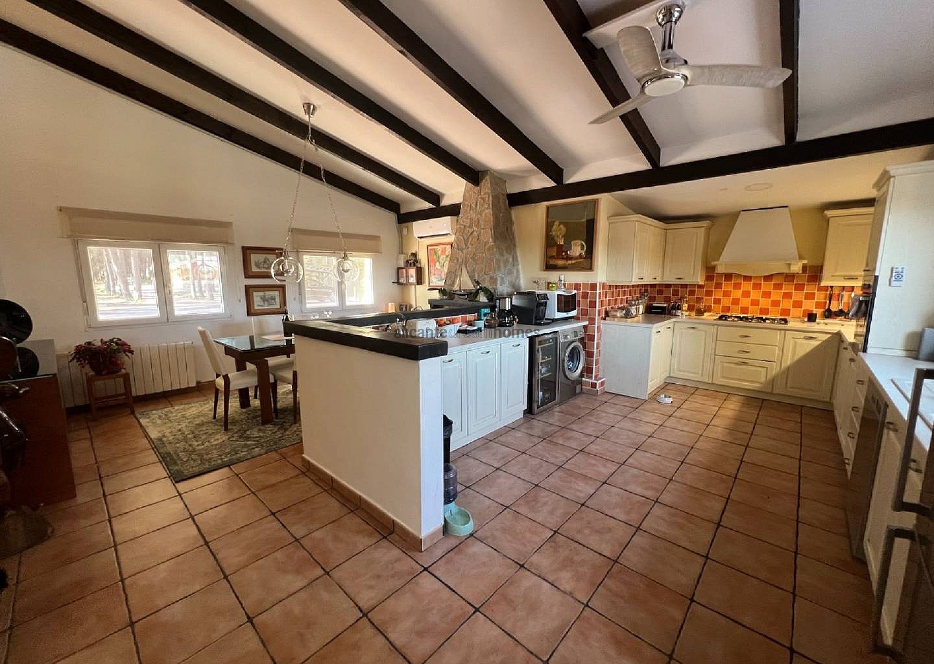 Resale - 4 Bedroom 3 Bathroom Villa in Salinas -  - Alicante