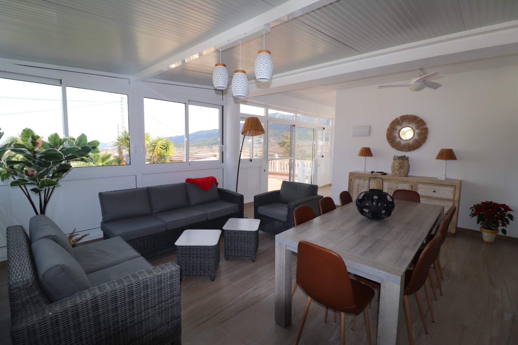 Resale - 4 Bedroom 2 Bathroom Villa in La Romana -  - Alicante