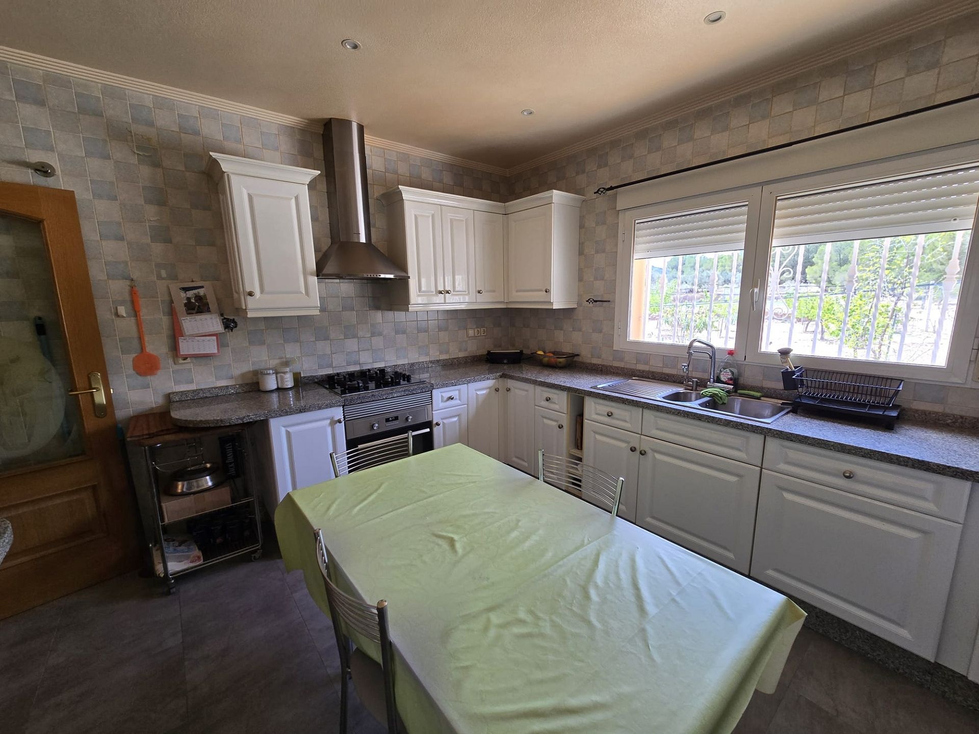 Resale - 4 Bedroom 3 Bathroom Villa in Sax -  - Alicante