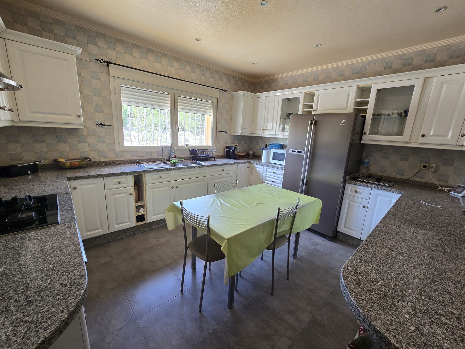 Resale - 4 Bedroom 3 Bathroom Villa in Sax -  - Alicante