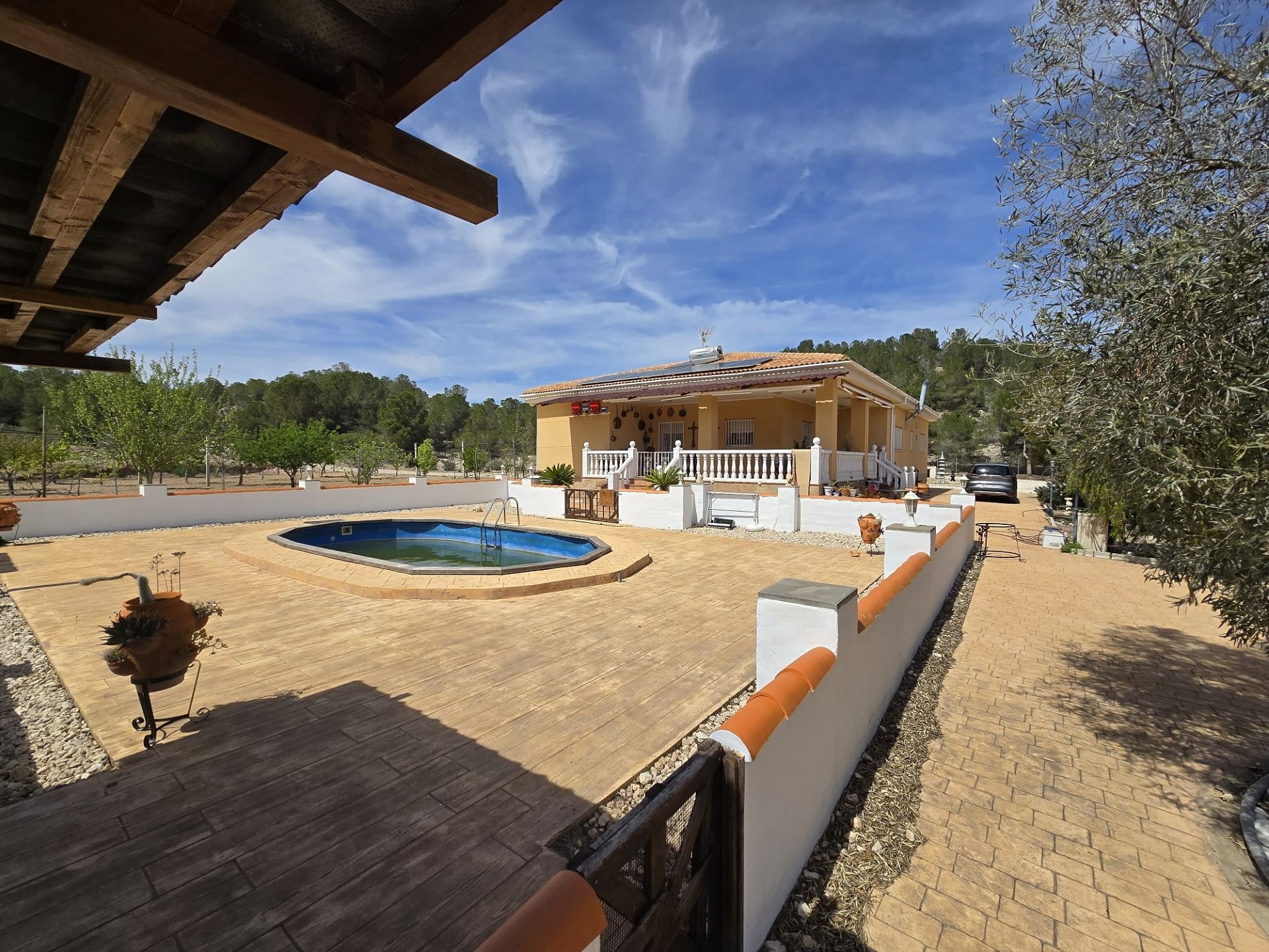 Resale - 4 Bedroom 3 Bathroom Villa in Sax -  - Alicante