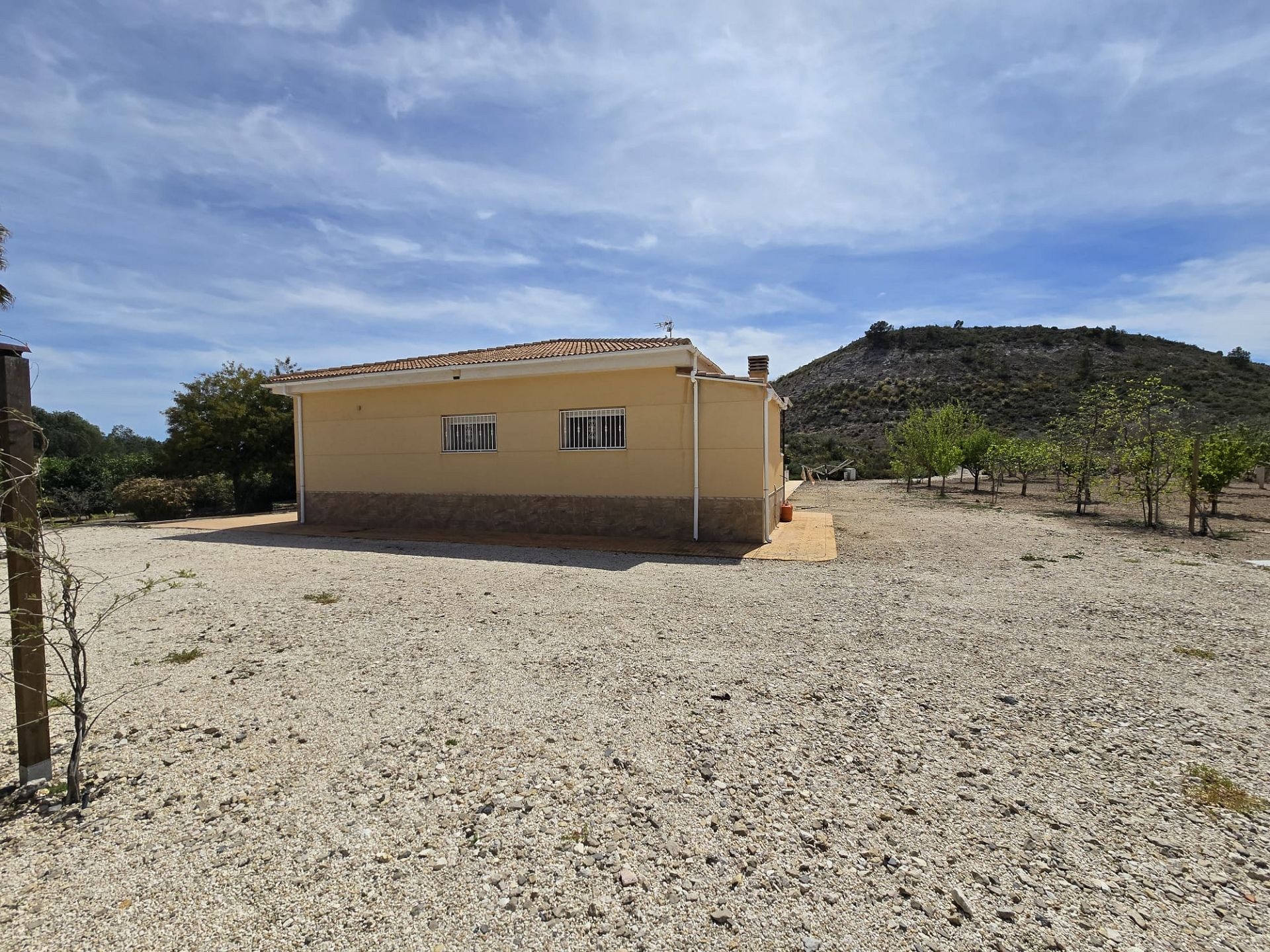 Resale - 4 Bedroom 3 Bathroom Villa in Sax -  - Alicante