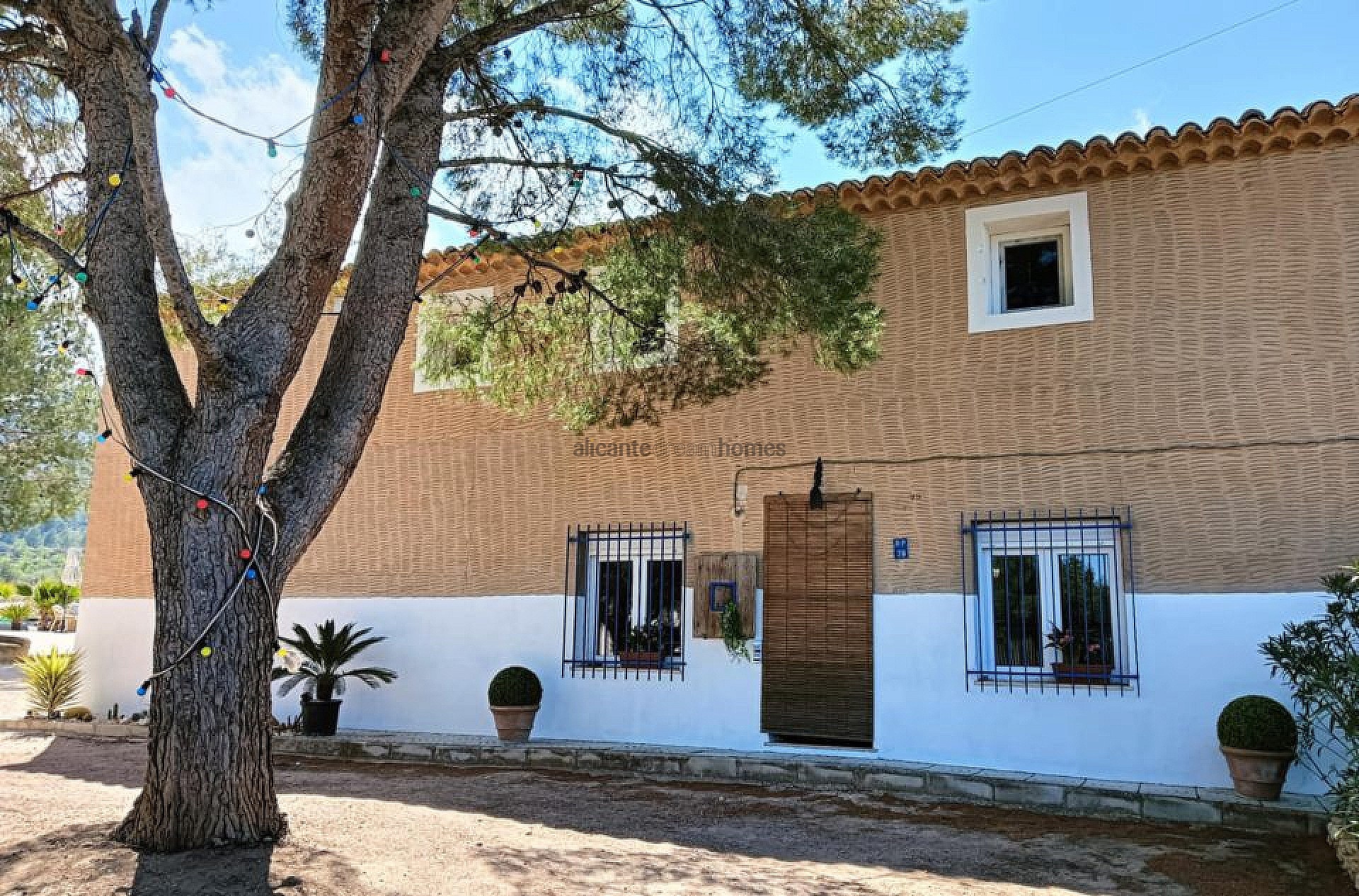 Resale - 4 Bedroom 2 Bathroom Country house in La Romana -  - Alicante