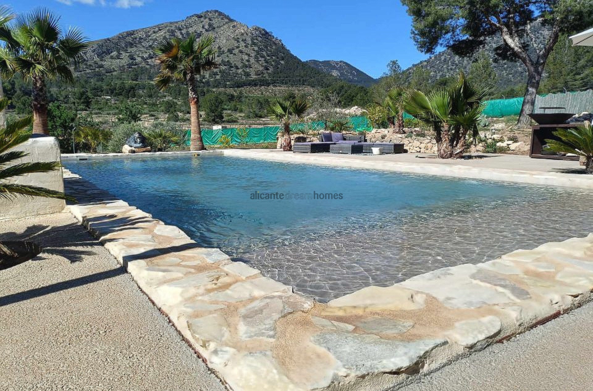 Resale - 4 Bedroom 2 Bathroom Country house in La Romana -  - Alicante