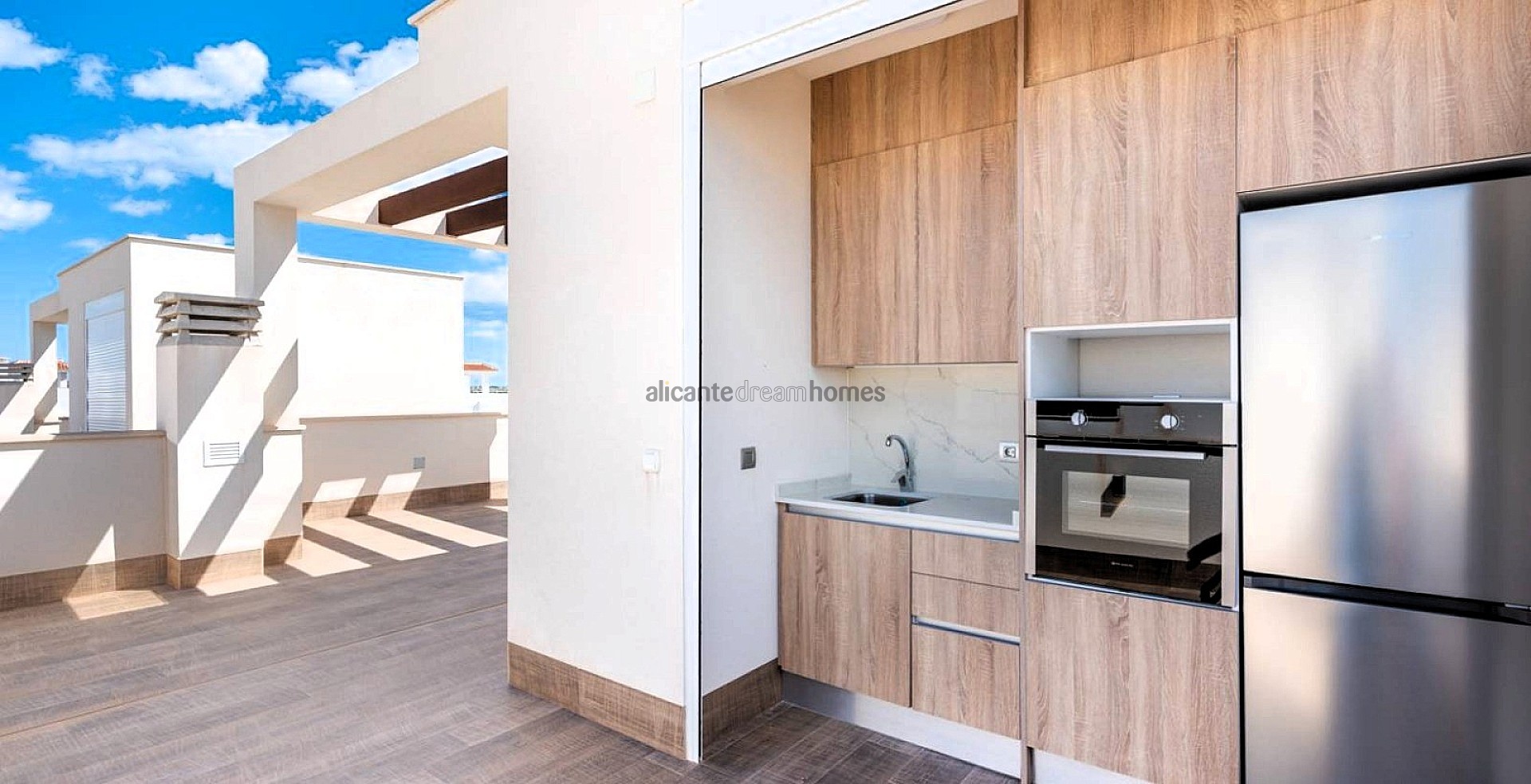 Resale - 5 Bedroom 4 Bathroom Villa in Los Montesinos -  - Alicante