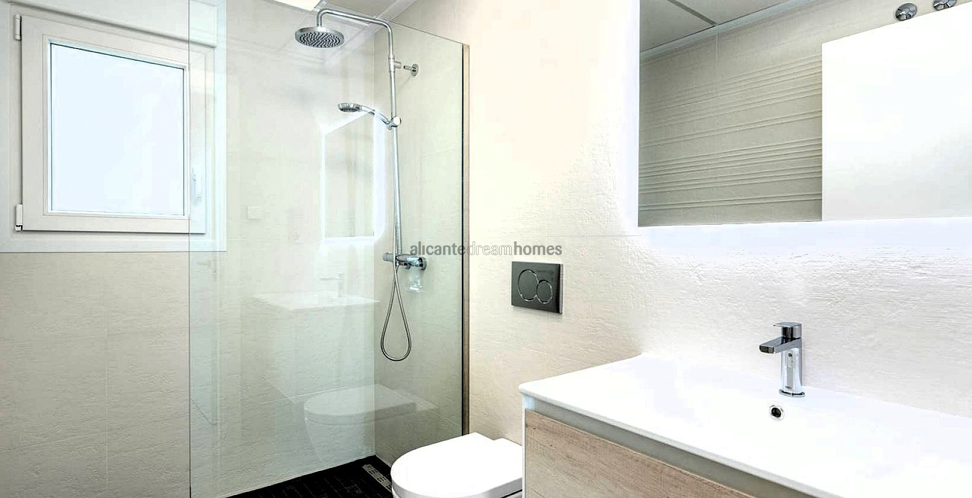 Resale - 5 Bedroom 4 Bathroom Villa in Los Montesinos -  - Alicante