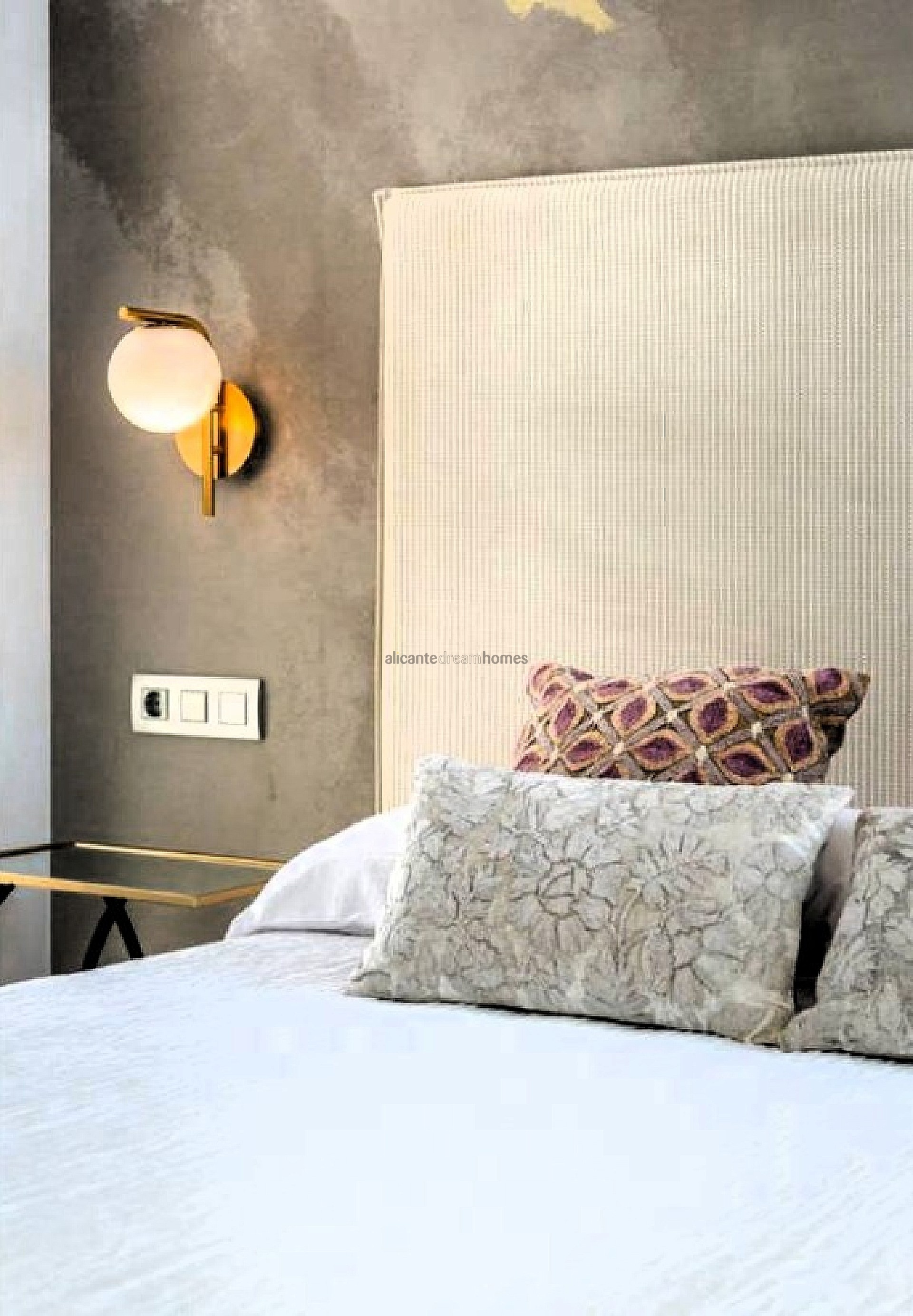 Resale - 5 Bedroom 4 Bathroom Villa in Los Montesinos -  - Alicante
