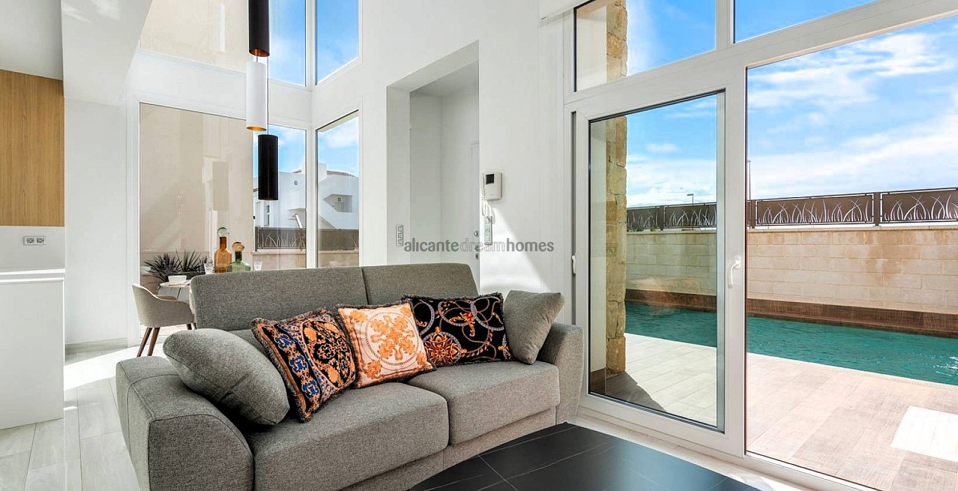 Resale - 5 Bedroom 4 Bathroom Villa in Los Montesinos -  - Alicante