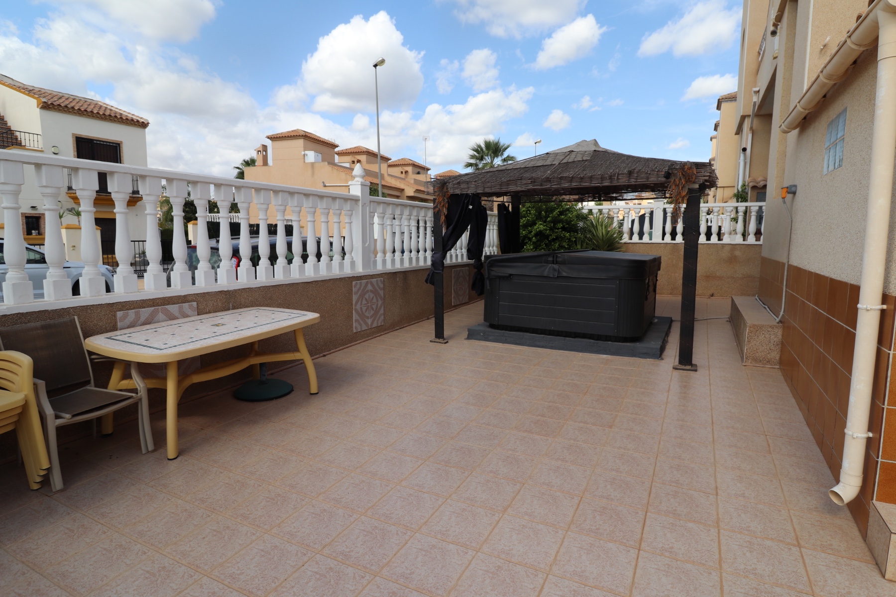 Resale - 3 Bedroom 2 Bathroom Townhouse in Orihuela Costa -  - Alicante