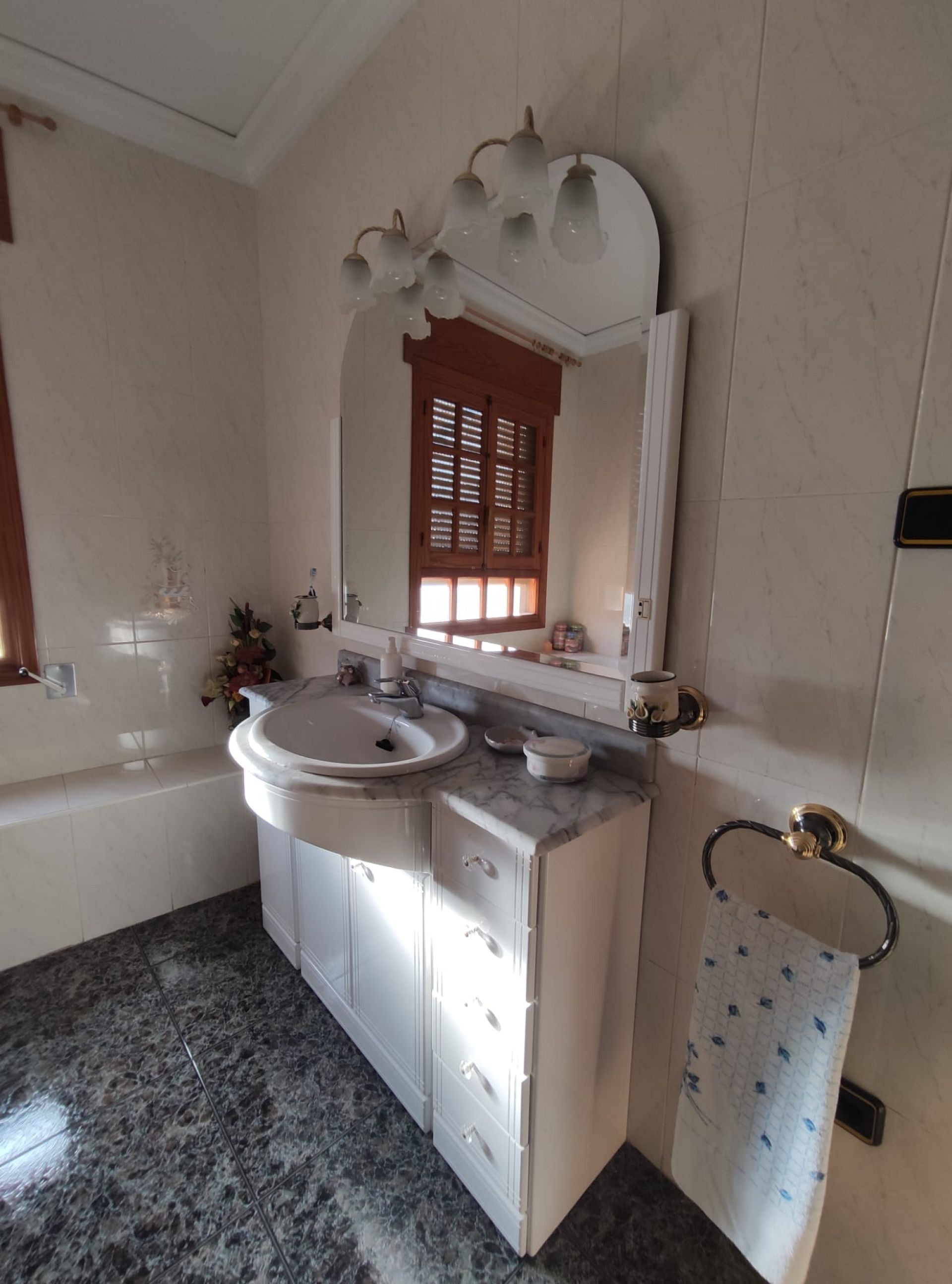 Resale - 5 Bedroom 3 Bathroom Townhouse in Hondón de las Nieves -  - Alicante