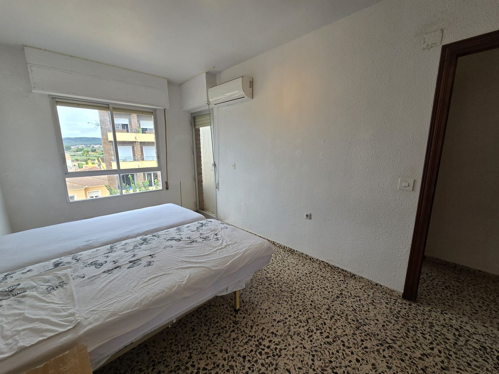 Resale - 4 Bedroom 2 Bathroom Apartment in Salinas -  - Alicante
