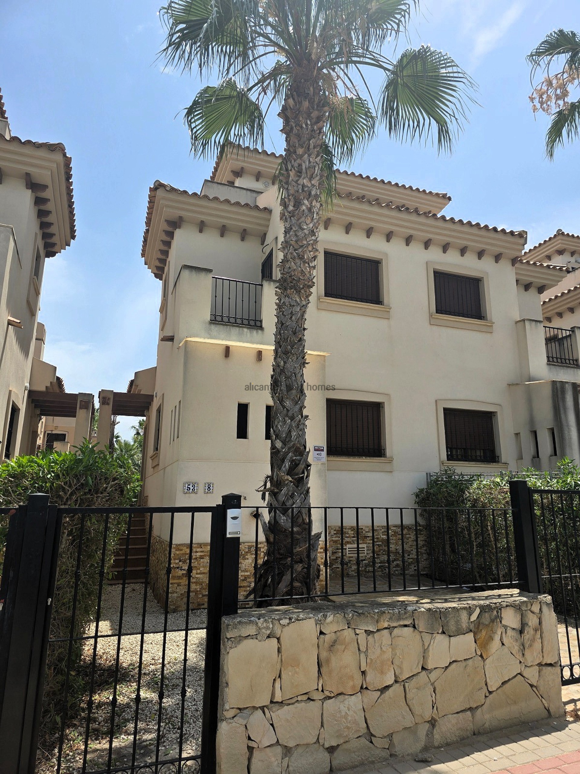 Resale - 3 Bedroom 2 Bathroom Apartment in Algorfa -  - Alicante