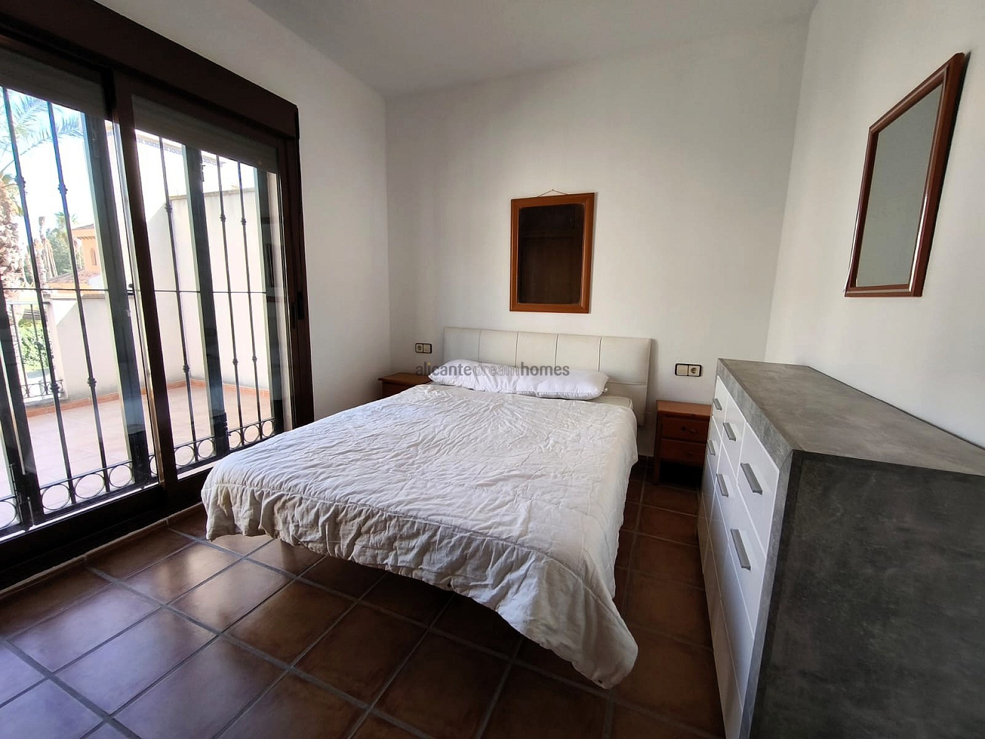 Resale - 3 Bedroom 2 Bathroom Apartment in Algorfa -  - Alicante