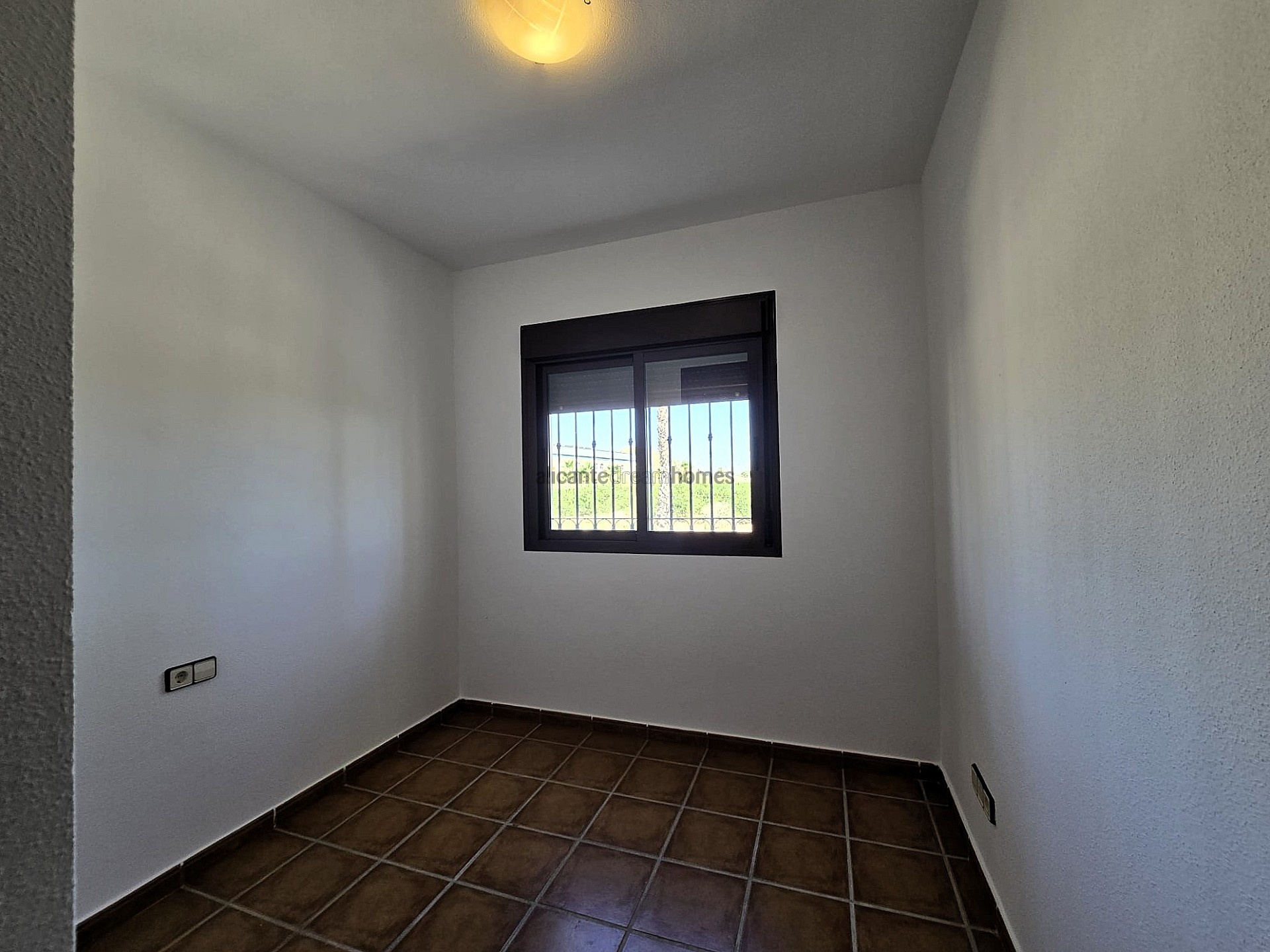 Resale - 3 Bedroom 2 Bathroom Bungalow in Algorfa -  - Alicante