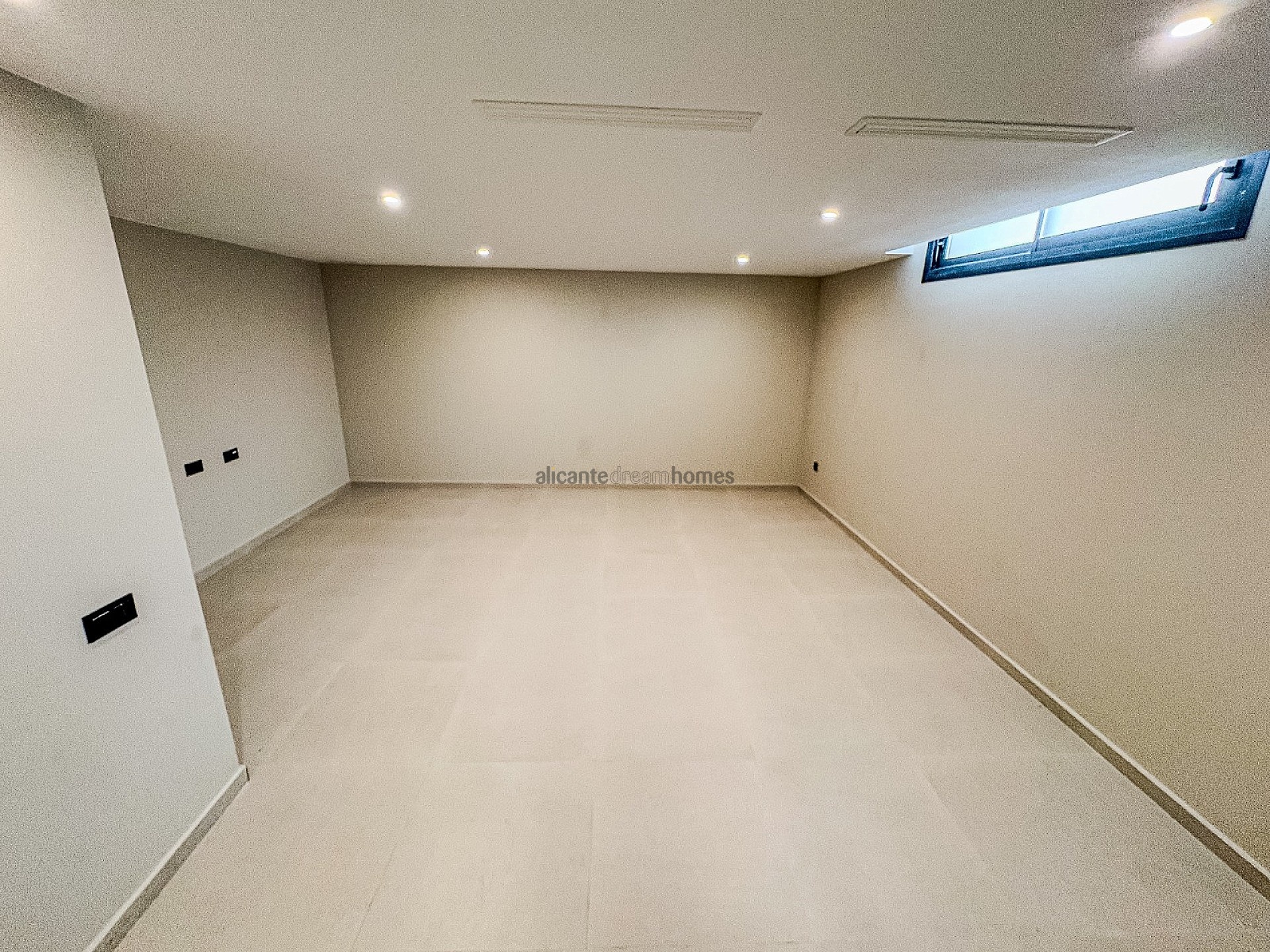 Resale - 5 Bedroom 4 Bathroom Villa in Algorfa -  - Alicante