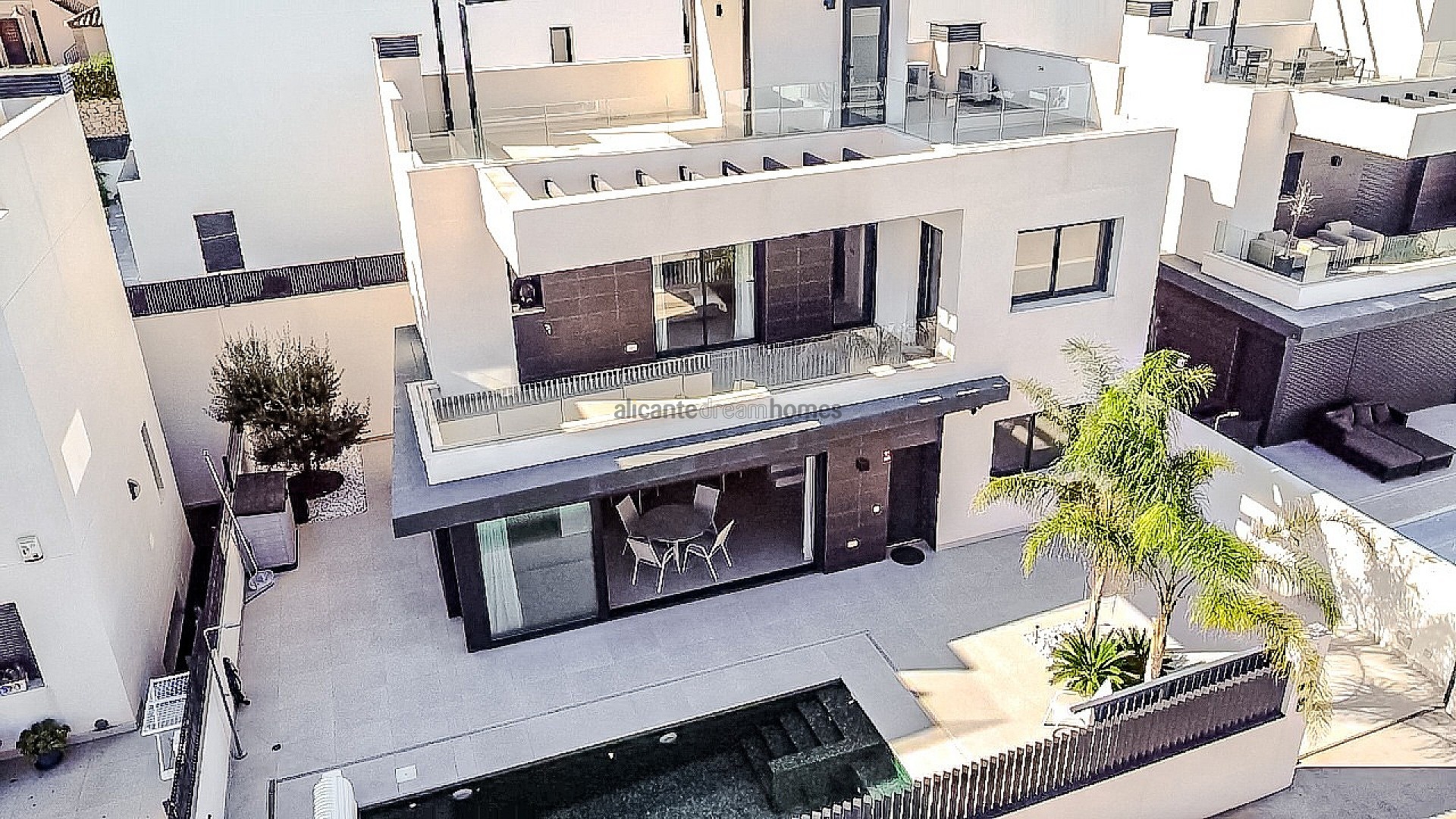 Resale - 5 Bedroom 4 Bathroom Villa in Algorfa -  - Alicante