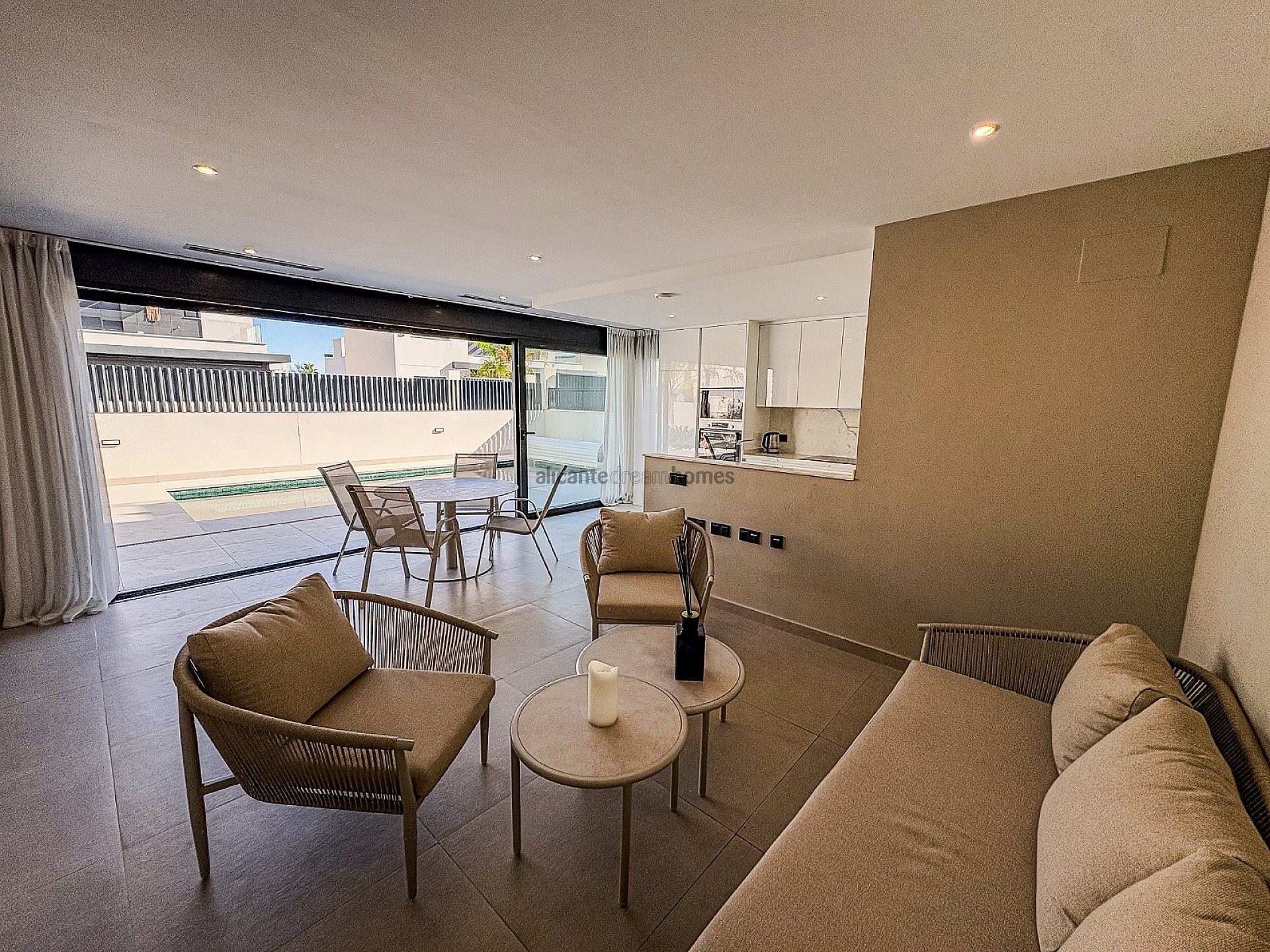 Resale - 5 Bedroom 4 Bathroom Villa in Algorfa -  - Alicante