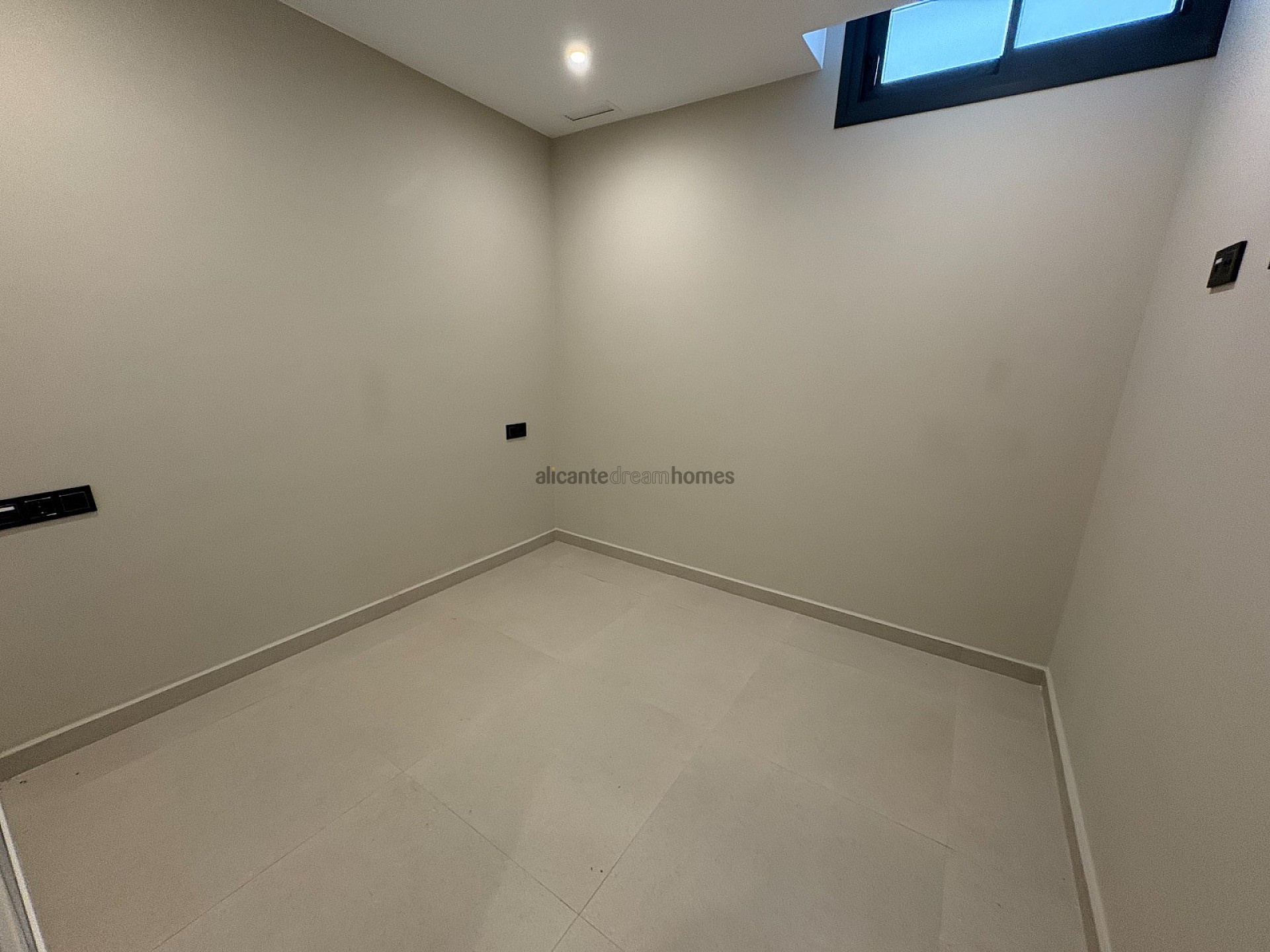 Resale - 5 Bedroom 4 Bathroom Villa in Algorfa -  - Alicante