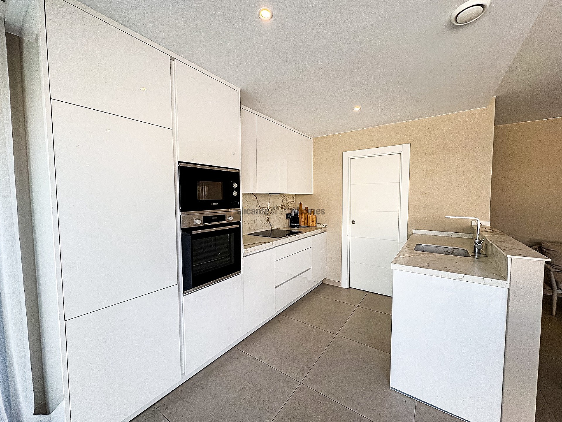 Resale - 5 Bedroom 4 Bathroom Villa in Algorfa -  - Alicante