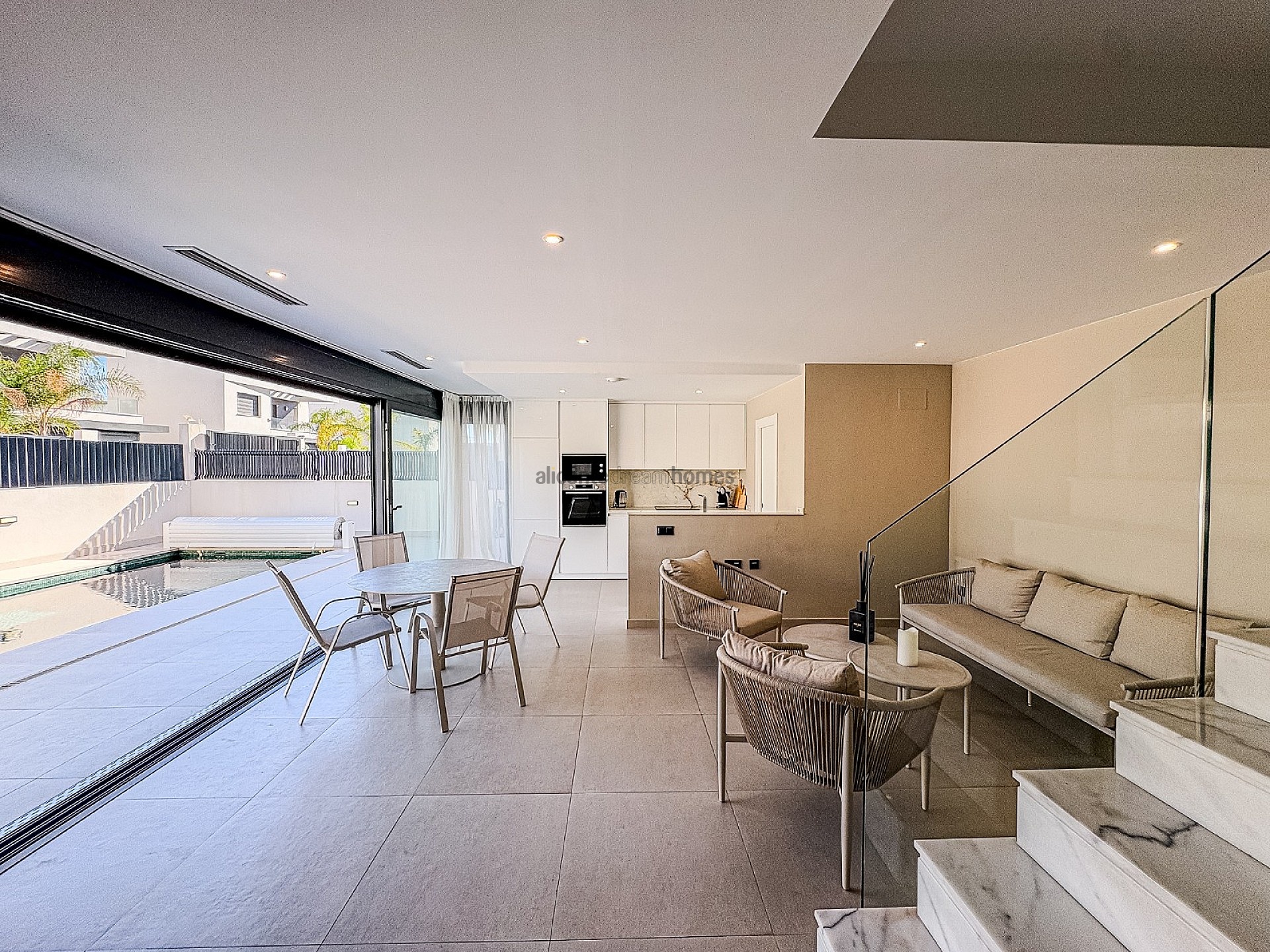 Resale - 5 Bedroom 4 Bathroom Villa in Algorfa -  - Alicante