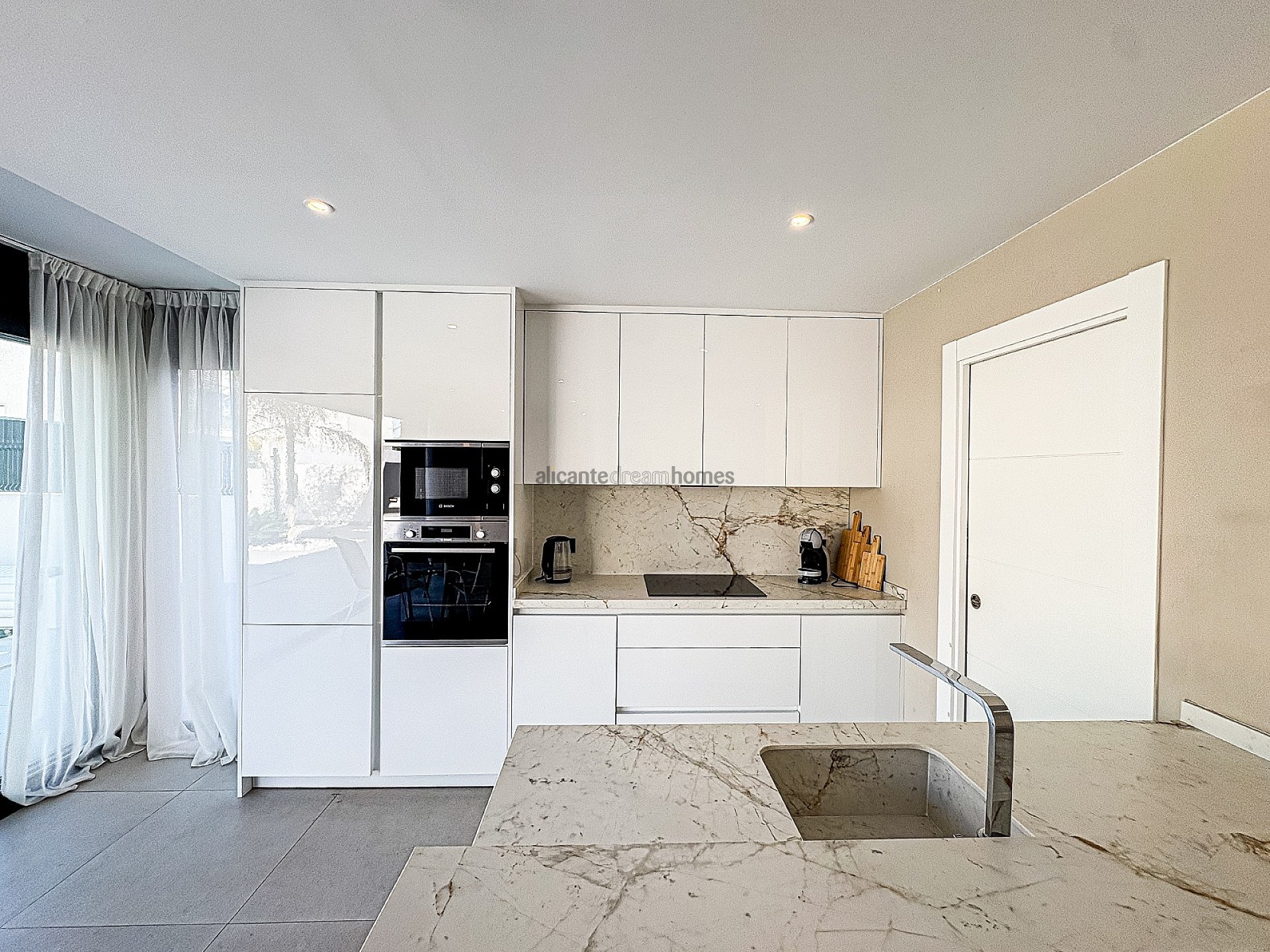 Resale - 5 Bedroom 4 Bathroom Villa in Algorfa -  - Alicante