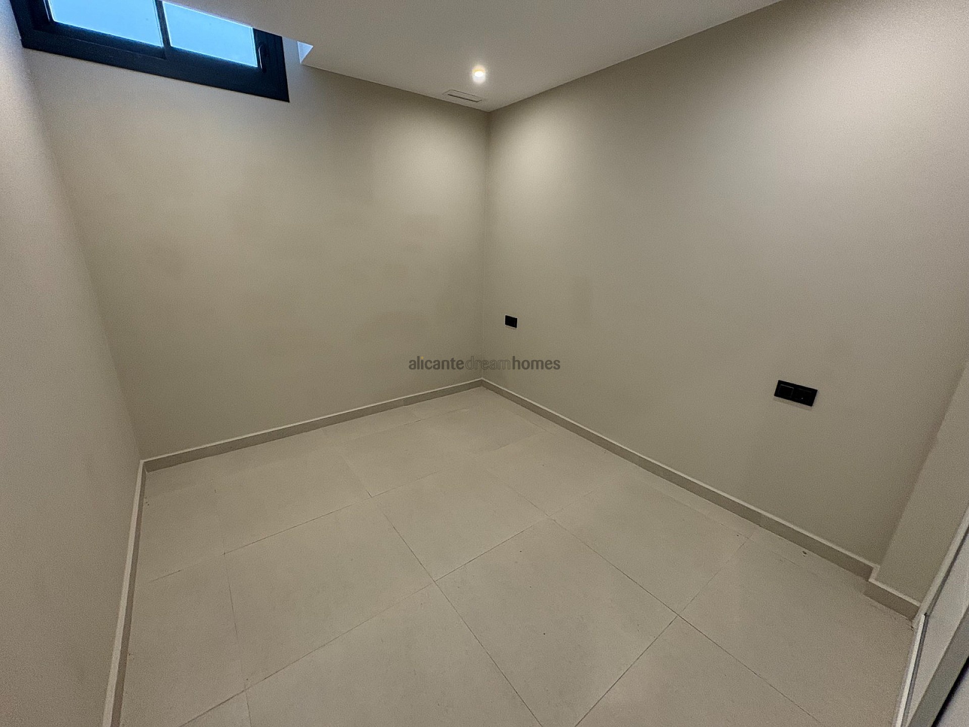 Resale - 5 Bedroom 4 Bathroom Villa in Algorfa -  - Alicante