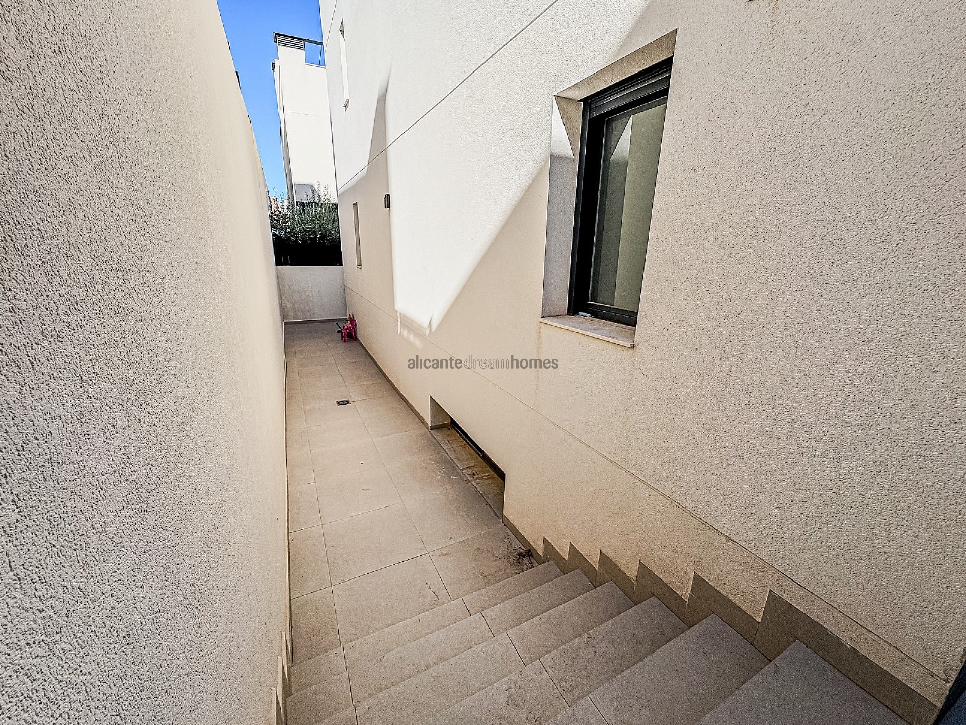Resale - 5 Bedroom 4 Bathroom Villa in Algorfa -  - Alicante