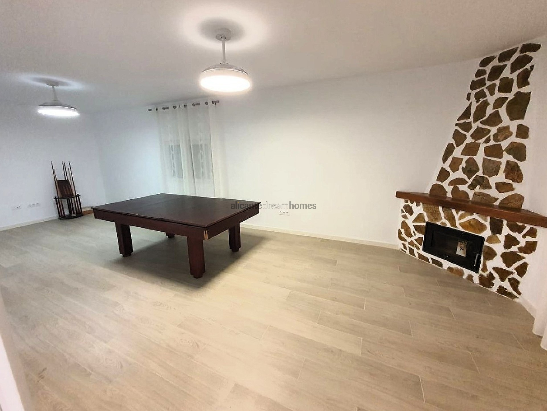 Resale - 4 Bedroom 3 Bathroom Villa in Tibi -  - Alicante