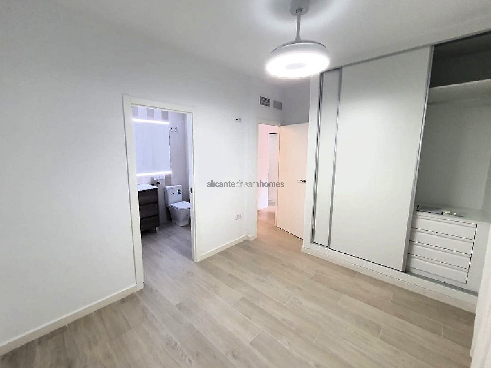 Resale - 4 Bedroom 3 Bathroom Villa in Tibi -  - Alicante