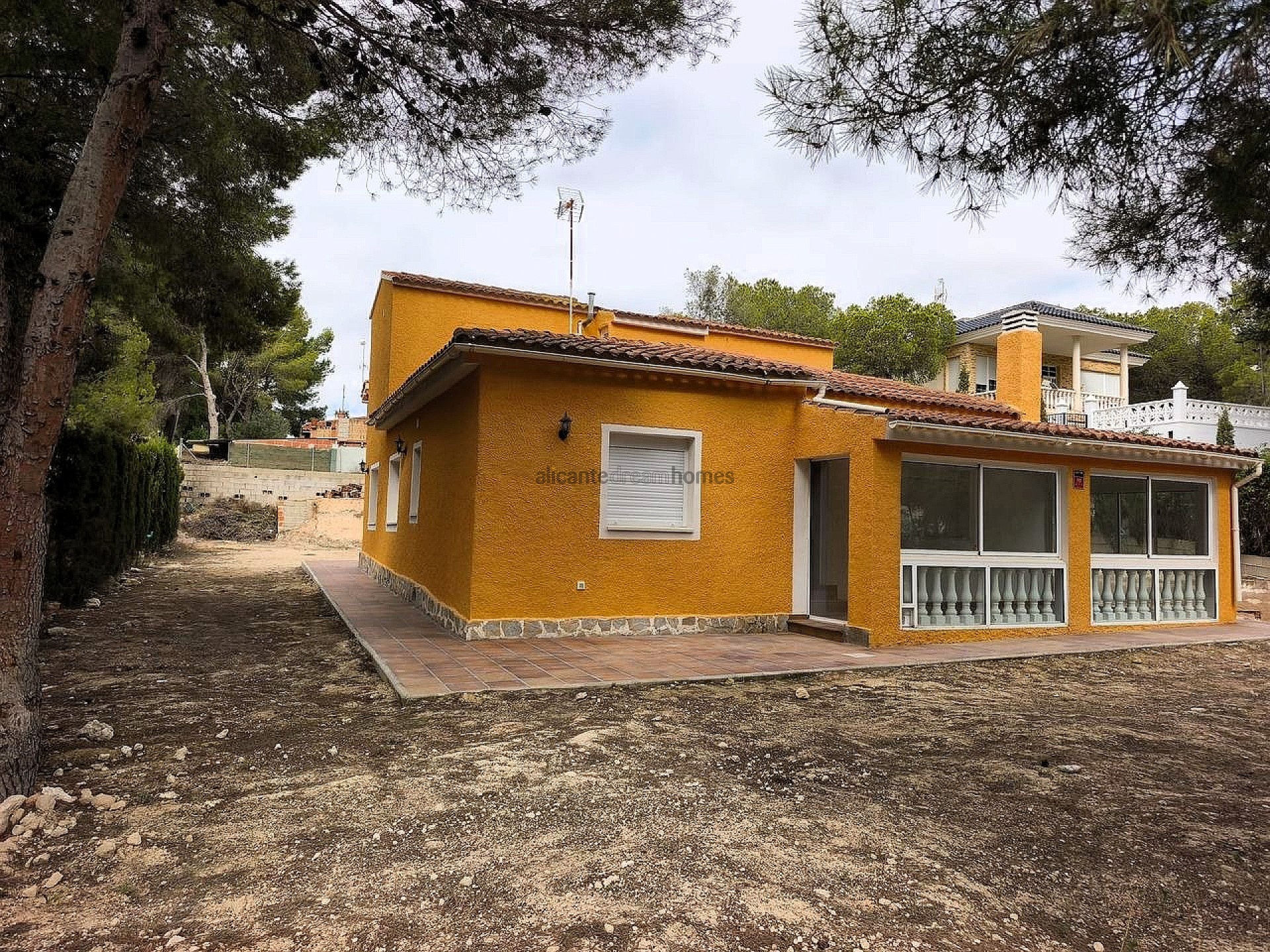 Resale - 4 Bedroom 3 Bathroom Villa in Tibi -  - Alicante