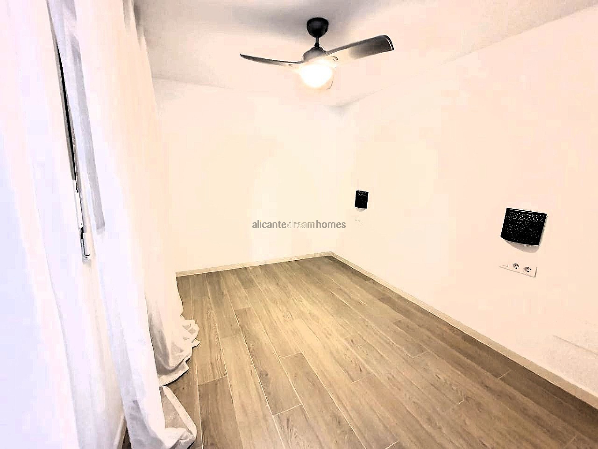 Resale - 4 Bedroom 3 Bathroom Villa in Tibi -  - Alicante