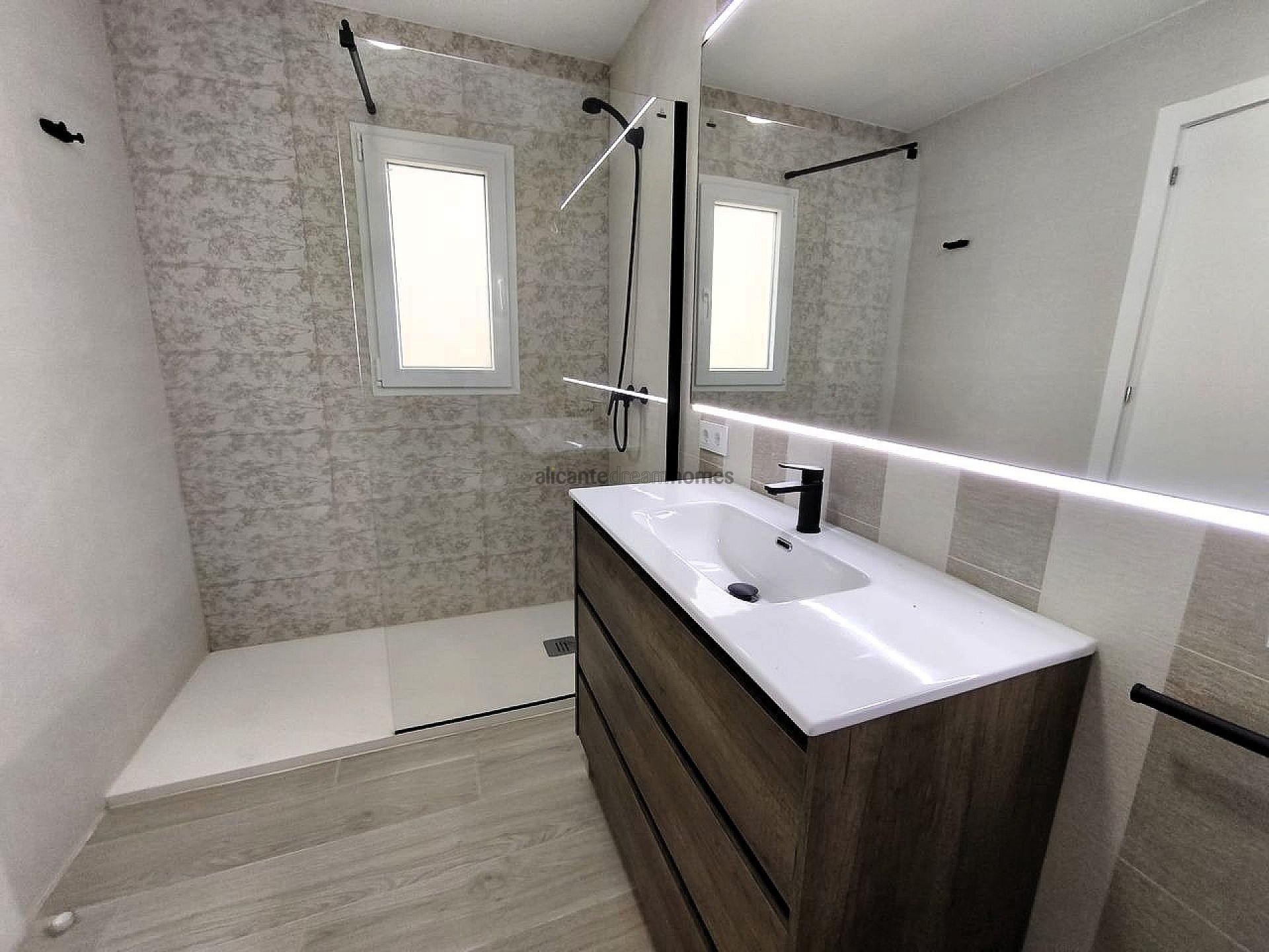 Resale - 4 Bedroom 3 Bathroom Villa in Tibi -  - Alicante