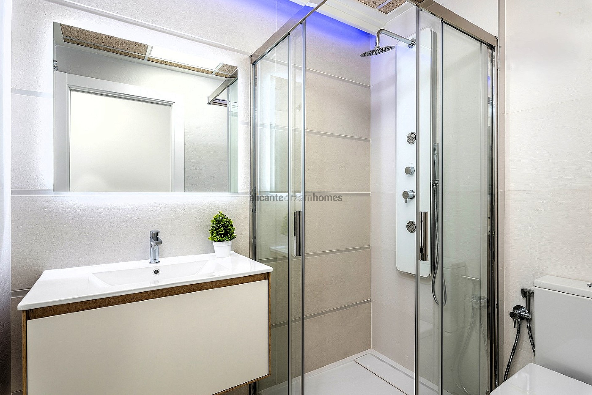 Resale - 3 Bedroom 2 Bathroom Apartment in Torrevieja -  - Alicante