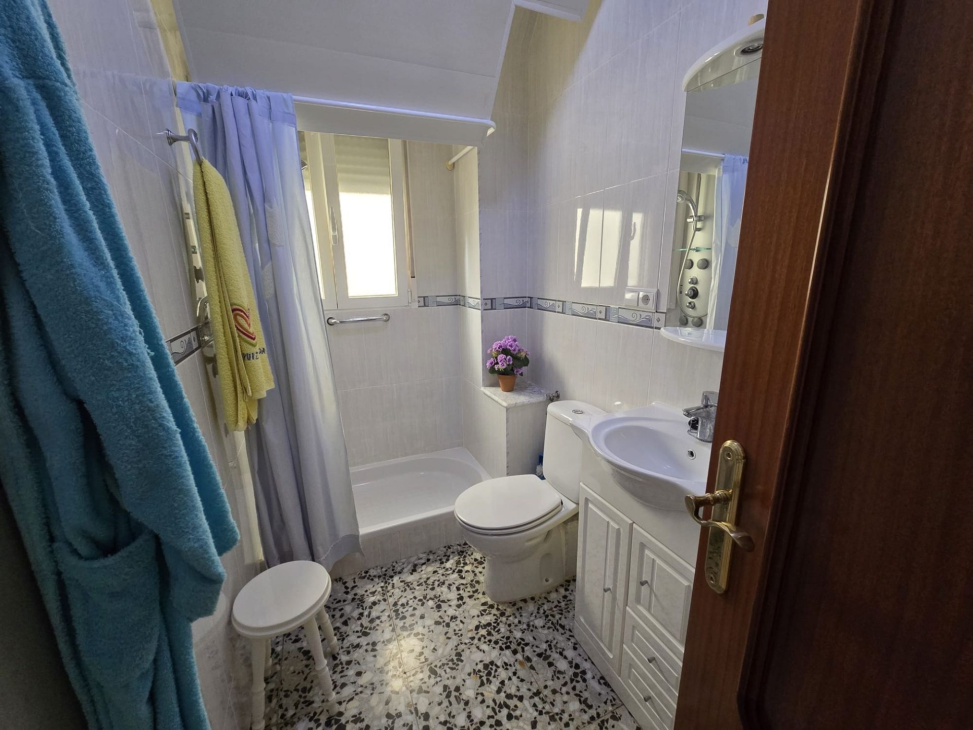 Resale - 4 Bedroom 2 Bathroom Apartment in Sax -  - Alicante