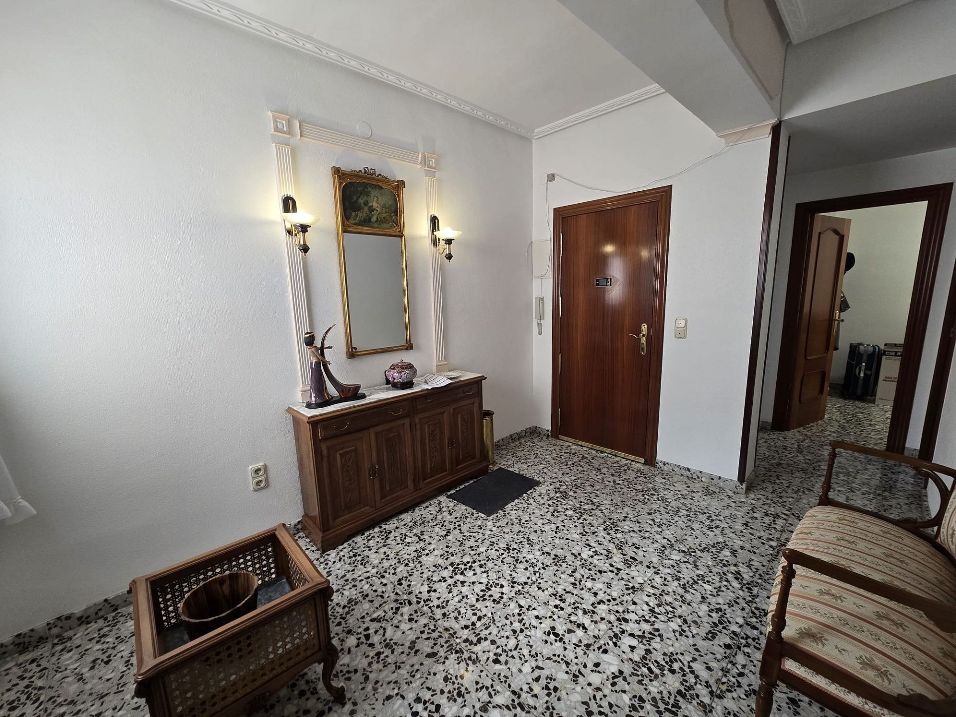 Resale - 4 Bedroom 2 Bathroom Apartment in Sax -  - Alicante
