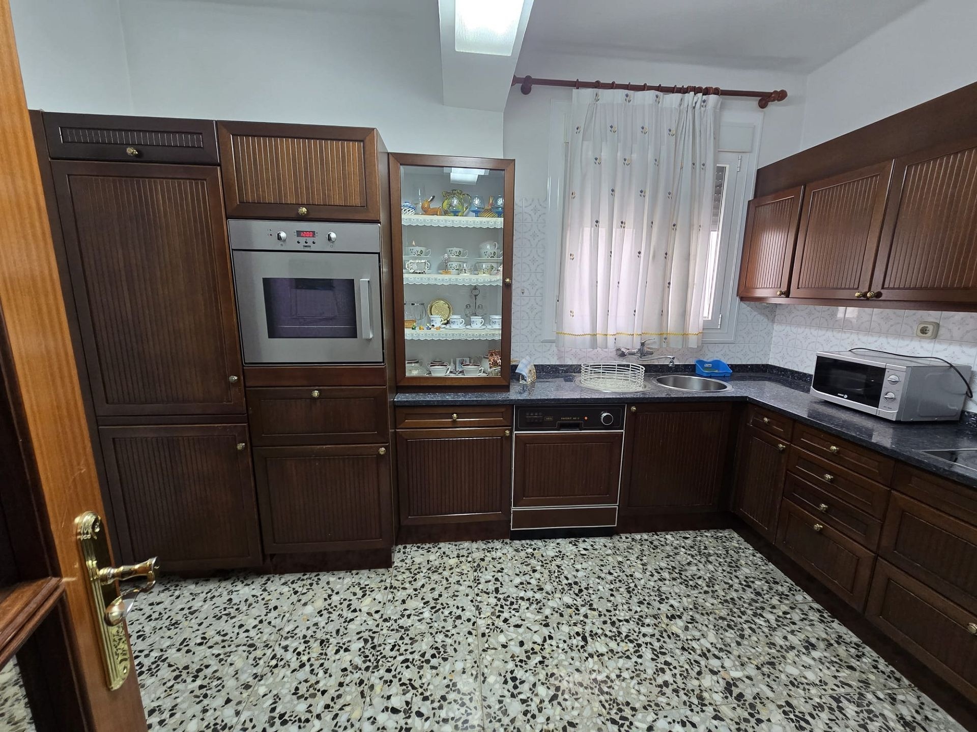 Resale - 4 Bedroom 2 Bathroom Apartment in Sax -  - Alicante