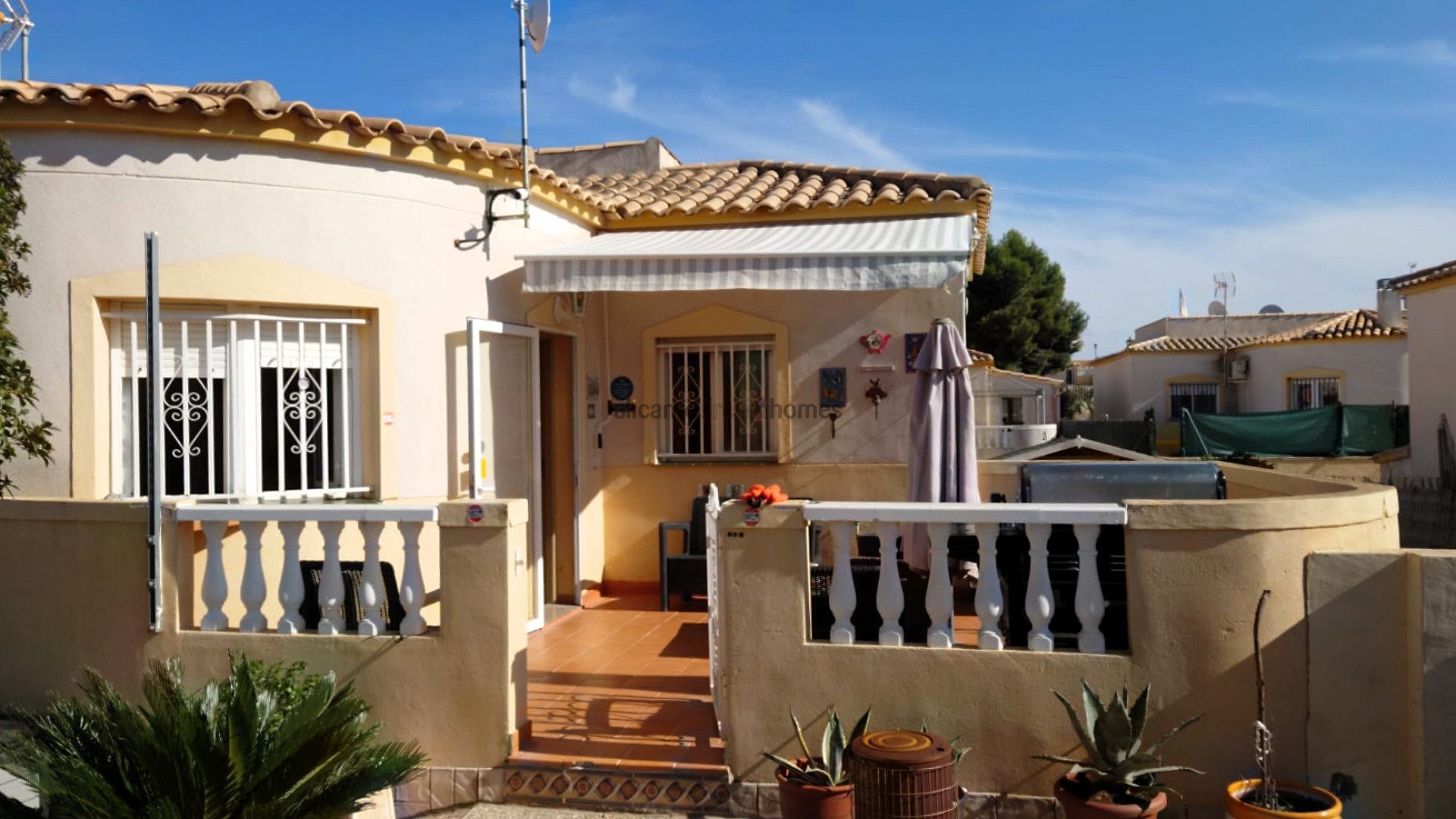 Resale - 3 Bedroom 2 Bathroom Villa in Castalla -  - Alicante