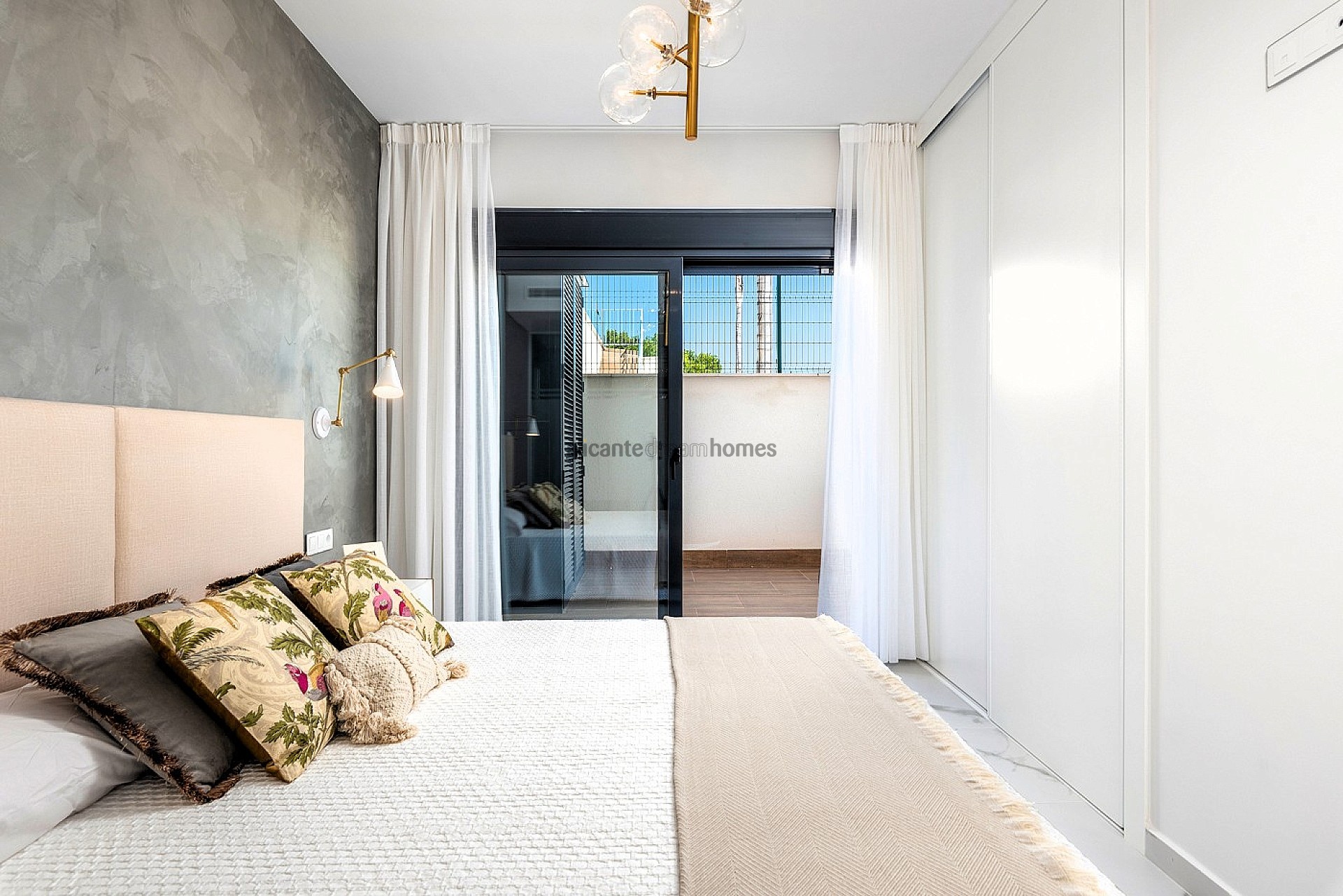 Resale - 2 Bedroom 2 Bathroom Bungalow in San Miguel de Salinas -  - Alicante