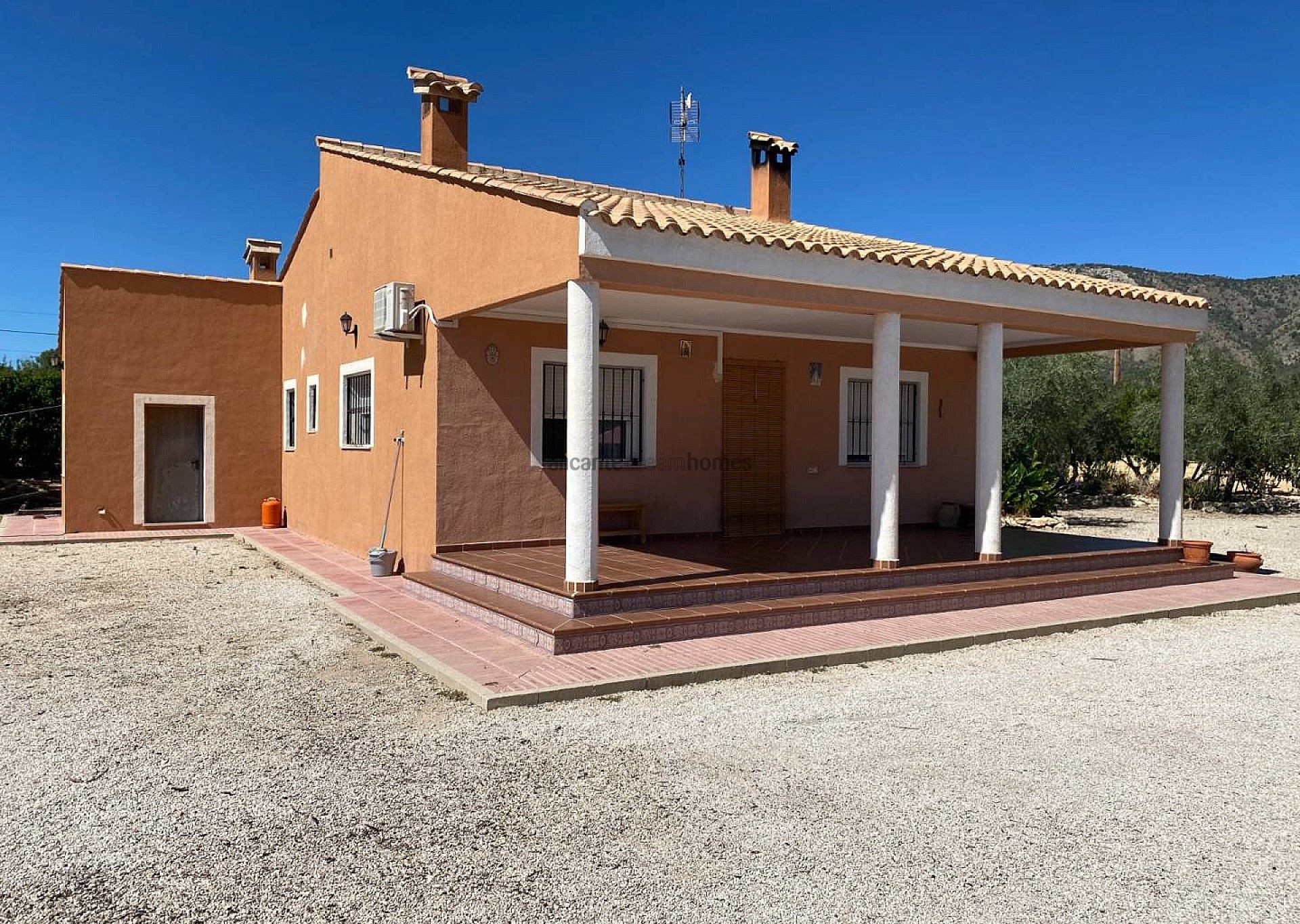Resale - 3 Bedroom 1 Bathroom Villa in Salinas -  - Alicante