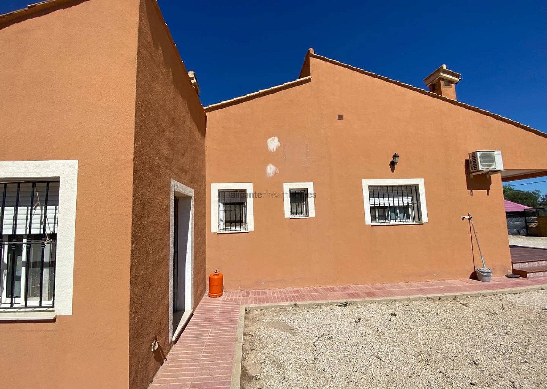Resale - 3 Bedroom 1 Bathroom Villa in Salinas -  - Alicante