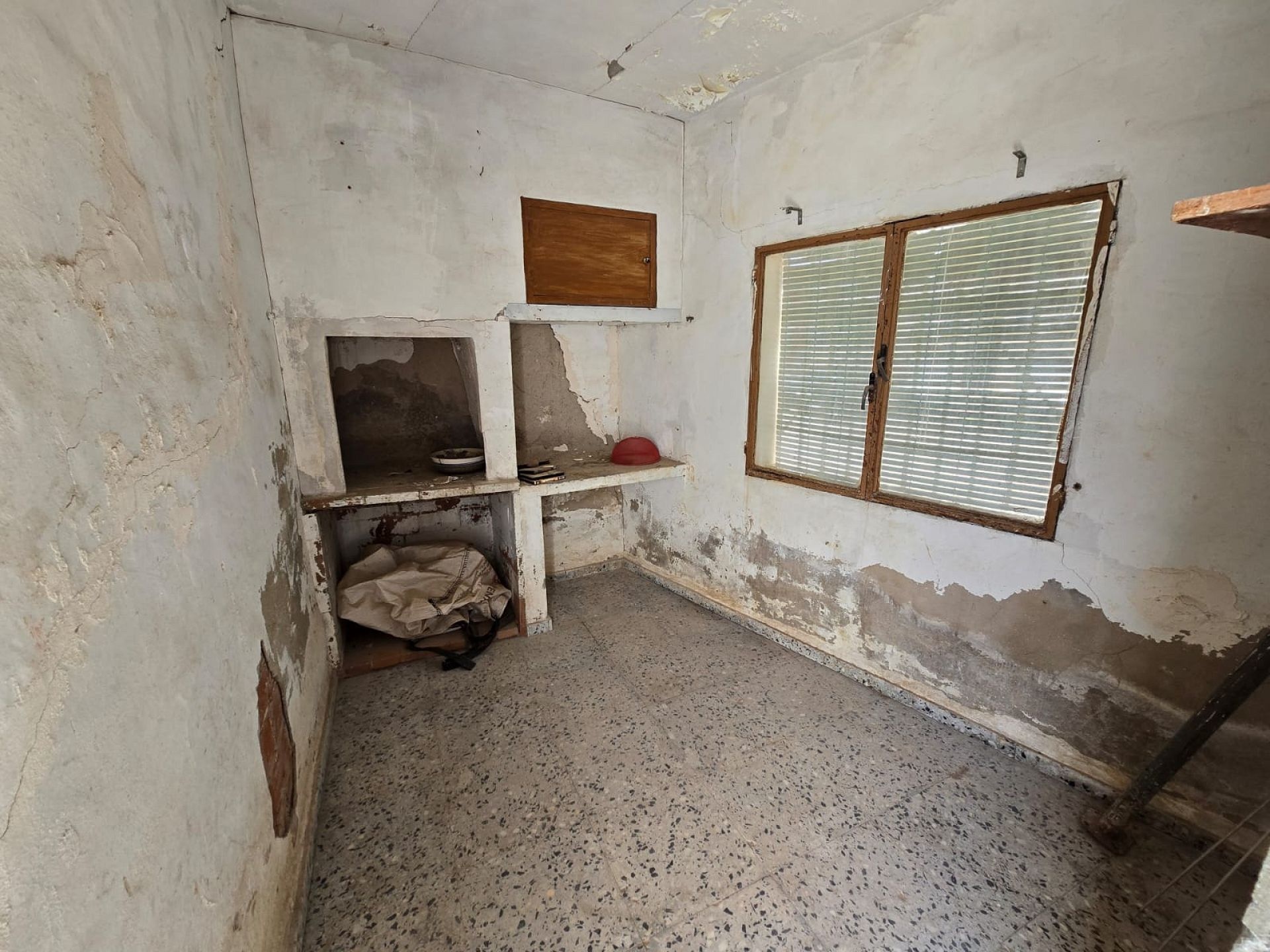 Resale - 5 Bedroom 2 Bathroom Townhouse in Sax -  - Alicante