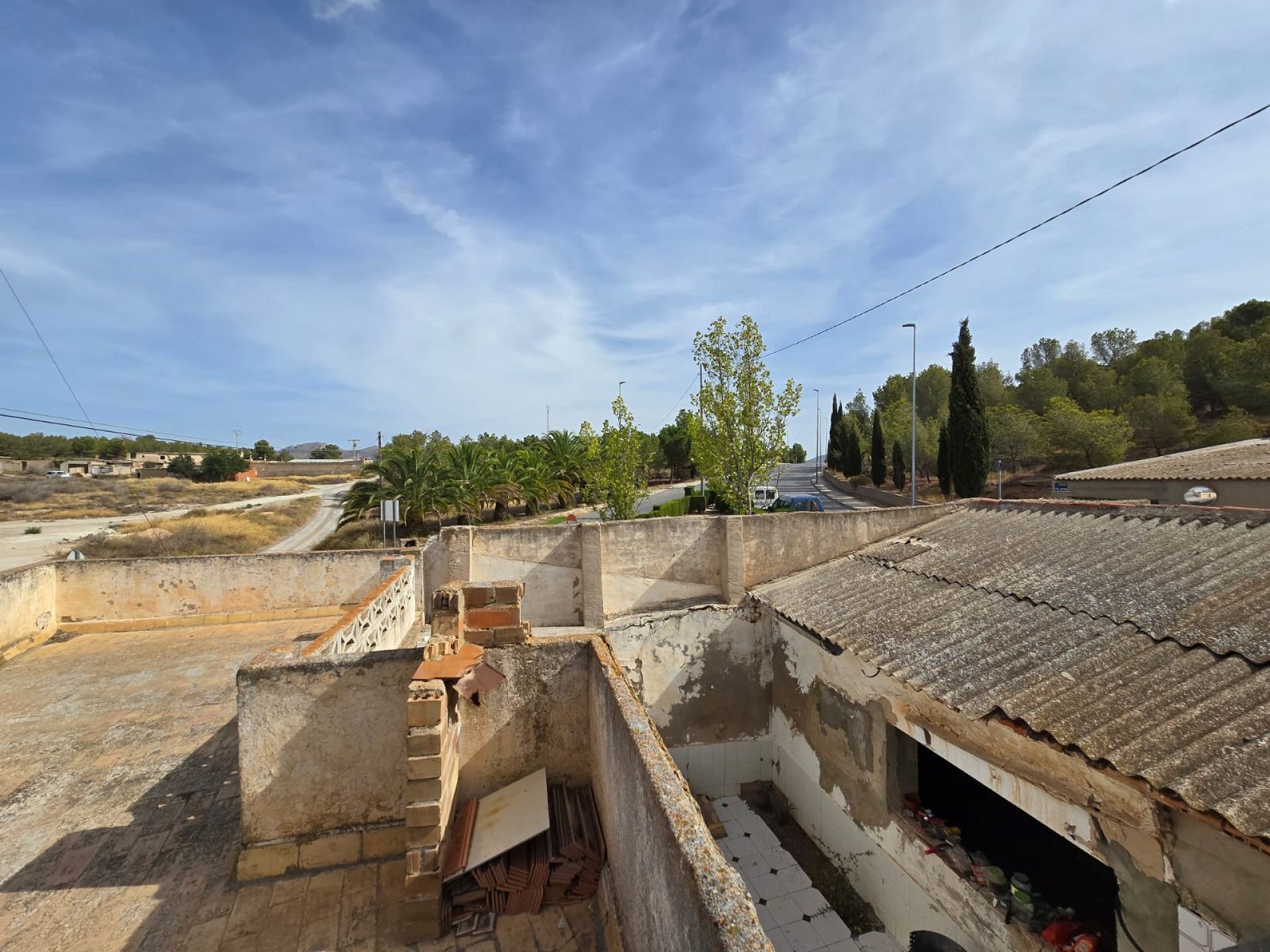 Resale - 5 Bedroom 2 Bathroom Townhouse in Sax -  - Alicante