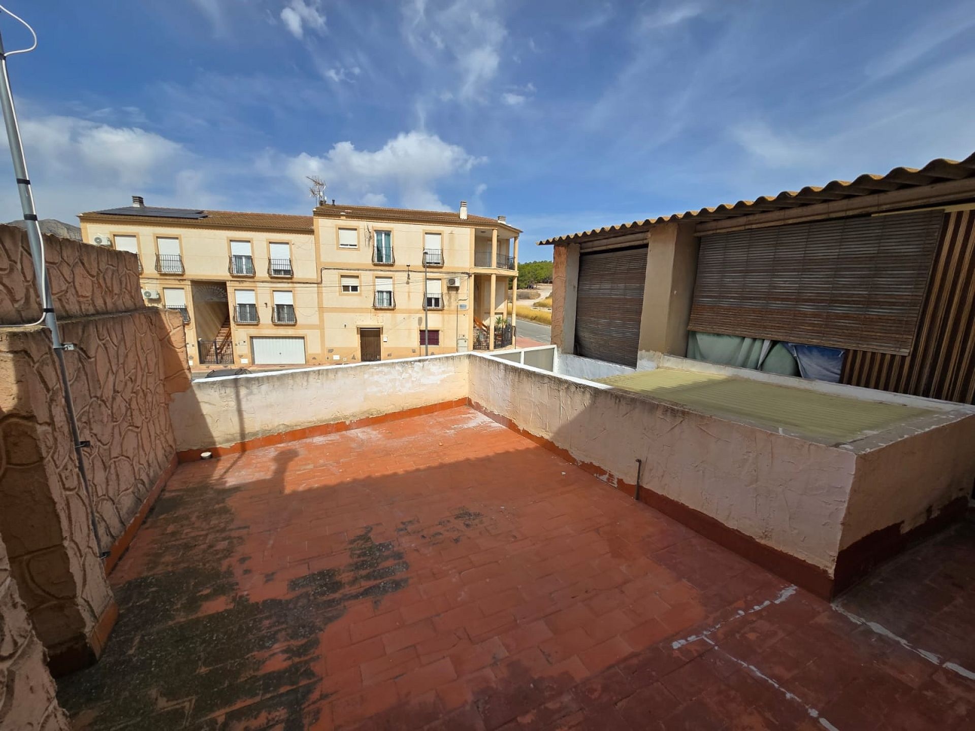 Resale - 5 Bedroom 2 Bathroom Townhouse in Sax -  - Alicante