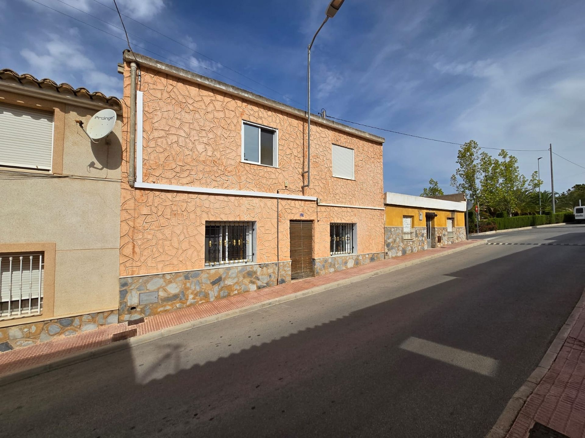 Resale - 5 Bedroom 2 Bathroom Townhouse in Sax -  - Alicante
